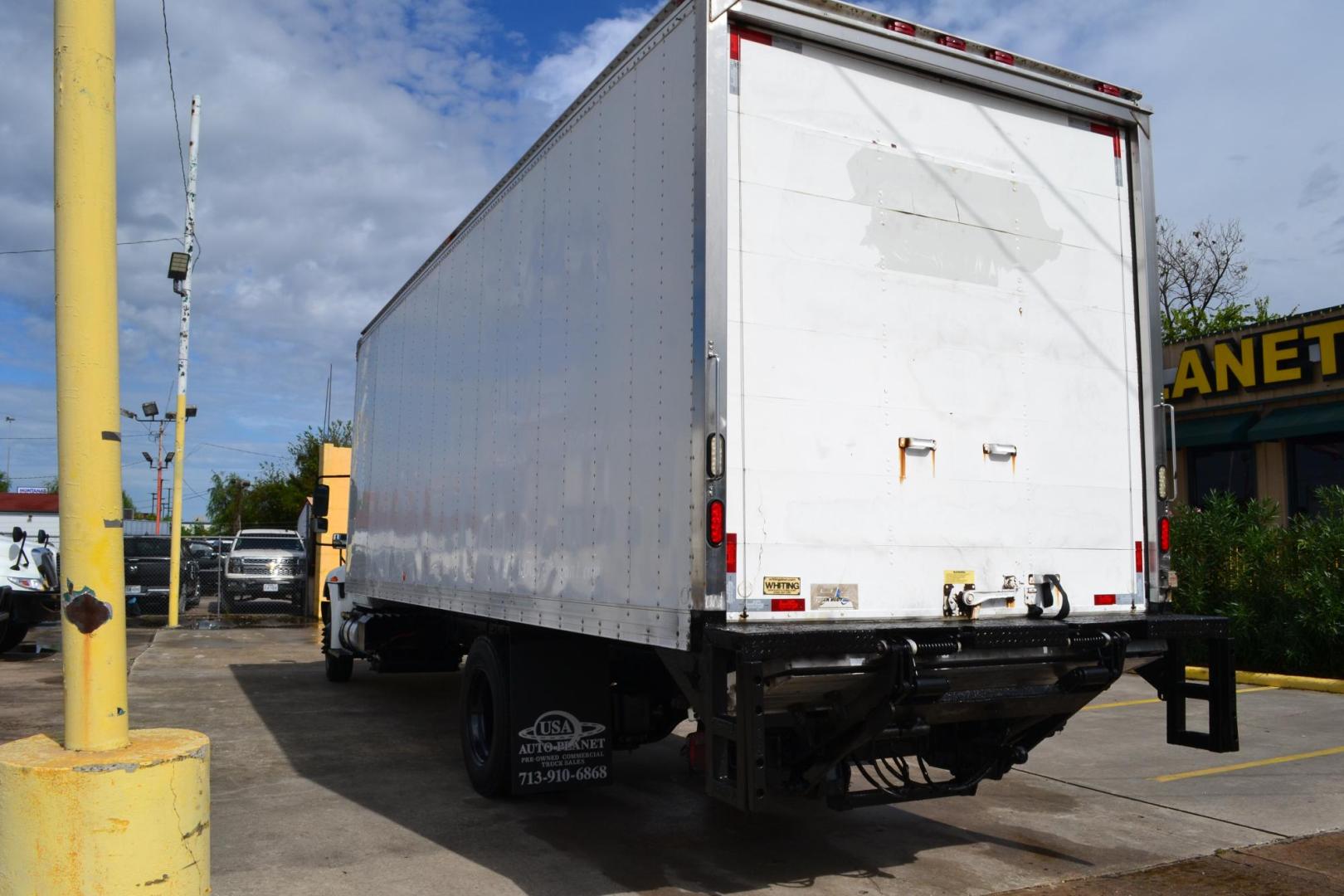 2017 WHITE /BLACK INTERNATIONAL 4300 with an CUMMINS ISB 6.7L 220HP engine, ALLISON 2100HS AUTOMATIC transmission, located at 9172 North Fwy, Houston, TX, 77037, (713) 910-6868, 29.887470, -95.411903 - 26,000LB GVWR, 26FT BOX, H102" X W102", ALUMINUM LIFT GATE, AIR RIDE, E-TRACKS, COLD A/C 13'6 FT CLEARANCE - Photo#6