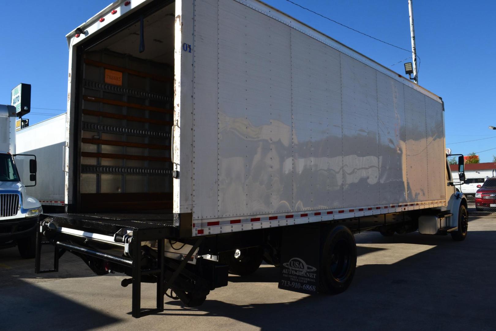 2018 WHITE /BLACK FREIGHTLINER M2-106 with an CUMMINS B6.7L 260HP engine, EATON FULLER PROCISION AUTOMATIC transmission, located at 9172 North Fwy, Houston, TX, 77037, (713) 910-6868, 29.887470, -95.411903 - Photo#4