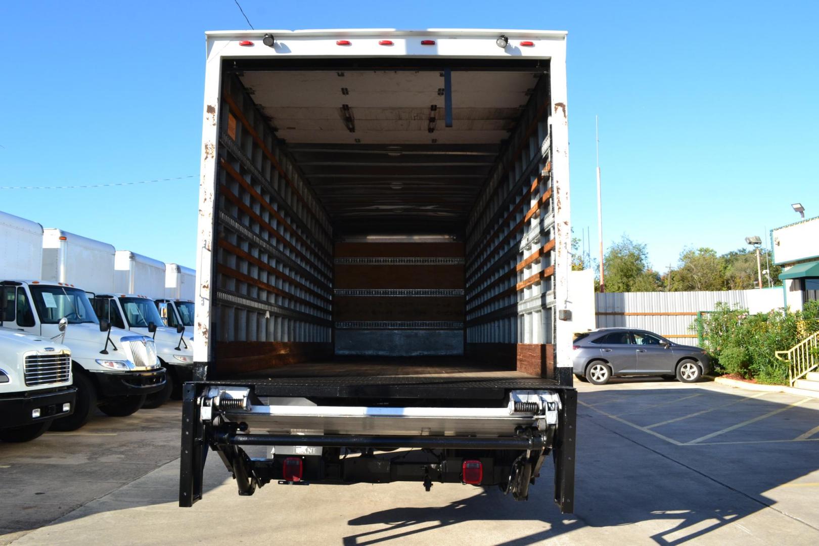 2018 WHITE /BLACK FREIGHTLINER M2-106 with an CUMMINS B6.7L 260HP engine, EATON FULLER PROCISION AUTOMATIC transmission, located at 9172 North Fwy, Houston, TX, 77037, (713) 910-6868, 29.887470, -95.411903 - Photo#5