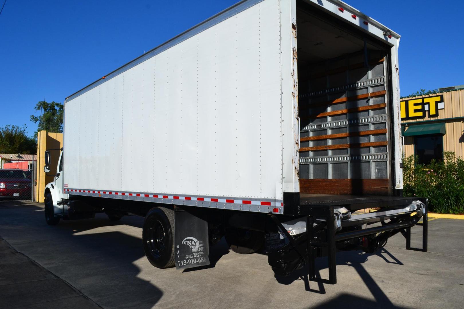 2018 WHITE /BLACK FREIGHTLINER M2-106 with an CUMMINS B6.7L 260HP engine, EATON FULLER PROCISION AUTOMATIC transmission, located at 9172 North Fwy, Houston, TX, 77037, (713) 910-6868, 29.887470, -95.411903 - Photo#7