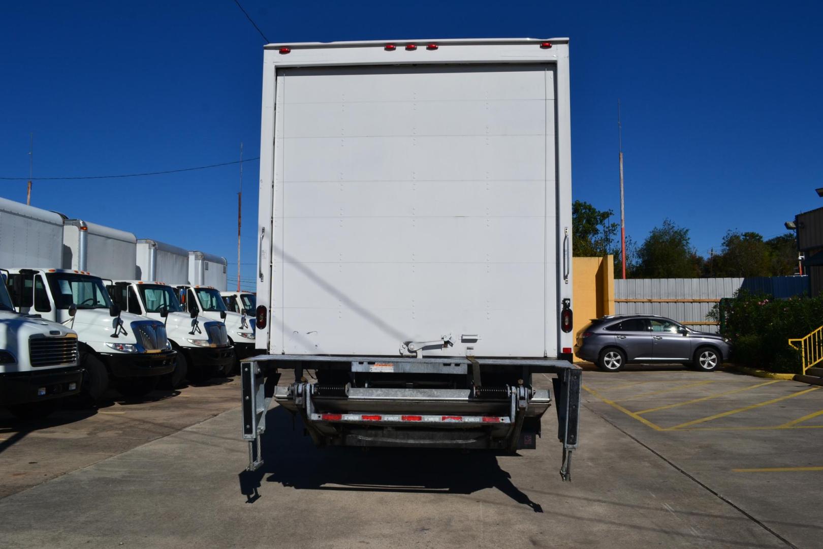 2018 WHITE /BLACK INTERNATIONAL MV 607 with an CUMMINS ISB 6.7L 240HP engine, ALLISON 2500RDS AUTOMATIC transmission, located at 9172 North Fwy, Houston, TX, 77037, (713) 910-6868, 29.887470, -95.411903 - Photo#5