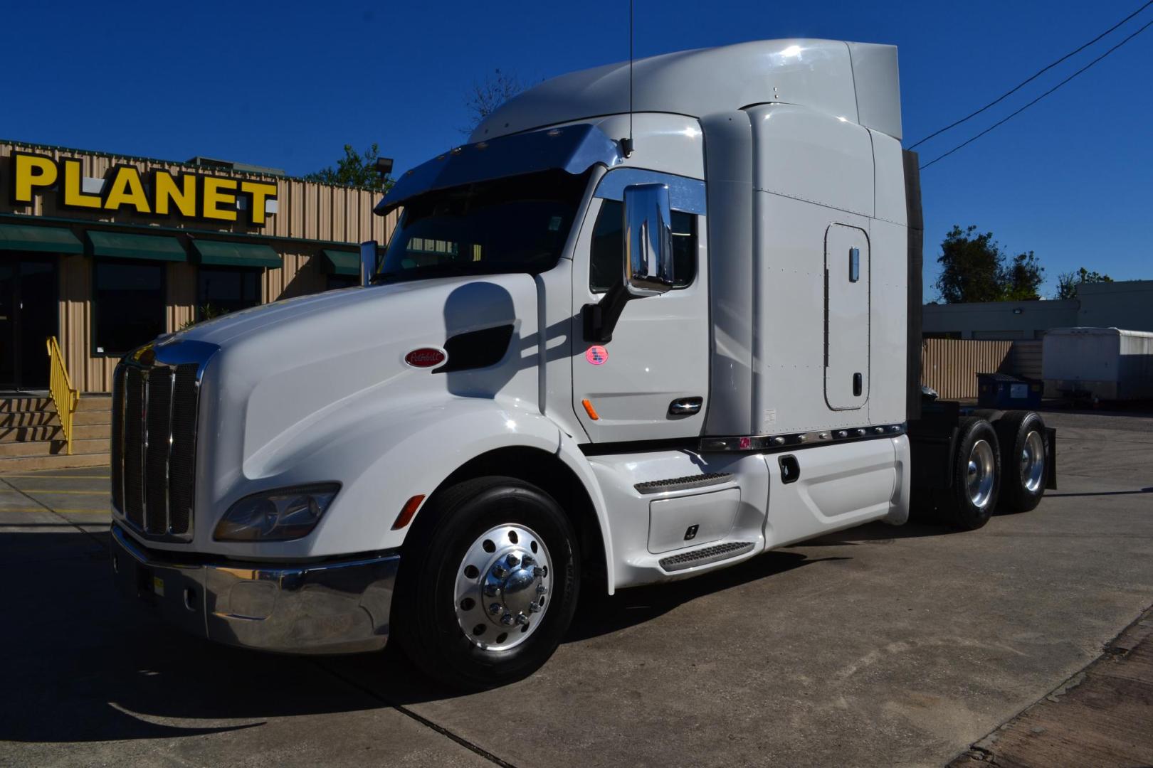 2017 WHITE /BLACK PETERBILT 579 with an PACCAR MX13 12.9L 510HP engine, EATON FULLER 10SPD MANUAL transmission, located at 9172 North Fwy, Houston, TX, 77037, (713) 910-6868, 29.887470, -95.411903 - 72" SLEEPER, SINGLE BUNK, ALUMINUM 5TH WHEEL, ALUMINUM WHEELS, AIR RIDE, ENGINE BRAKE, RATIO: 3.25, WHEELBASE: 235", CUILT IN NAVIGATION, - Photo#0