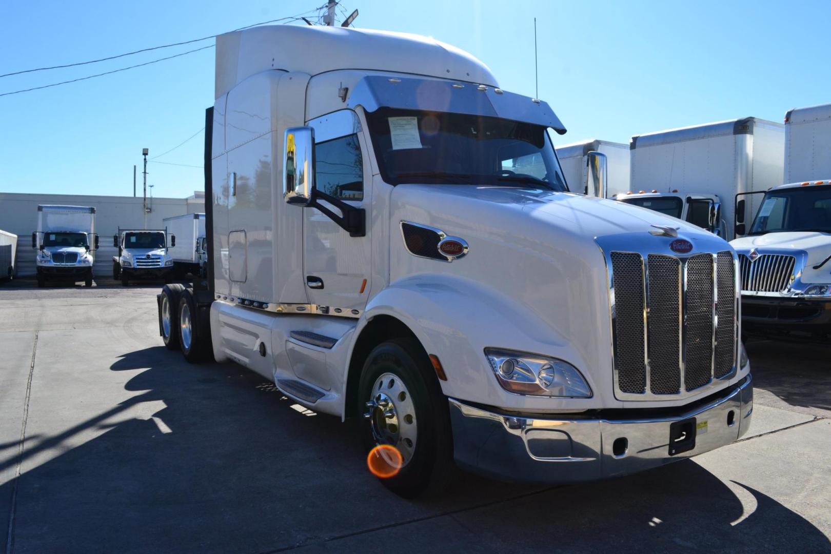 2017 WHITE /BLACK PETERBILT 579 with an PACCAR MX13 12.9L 510HP engine, EATON FULLER 10SPD MANUAL transmission, located at 9172 North Fwy, Houston, TX, 77037, (713) 910-6868, 29.887470, -95.411903 - 72" SLEEPER, SINGLE BUNK, ALUMINUM 5TH WHEEL, ALUMINUM WHEELS, AIR RIDE, ENGINE BRAKE, RATIO: 3.25, WHEELBASE: 235", CUILT IN NAVIGATION, - Photo#2