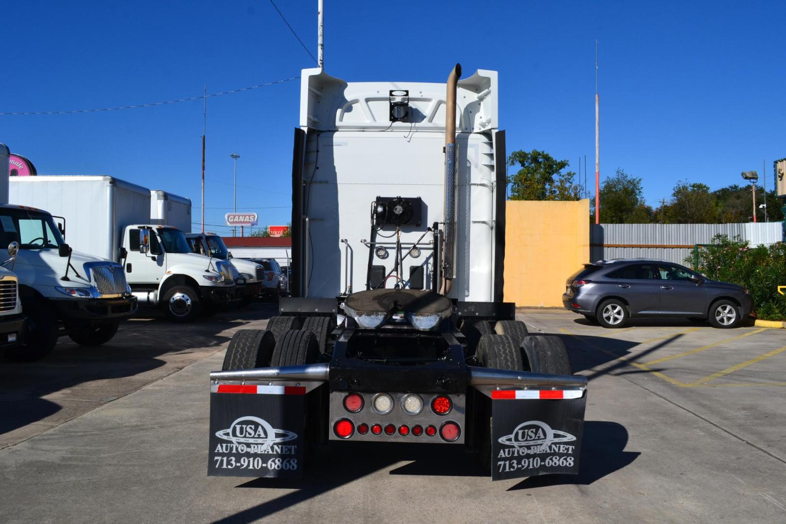 2017 WHITE /BLACK PETERBILT 579 with an PACCAR MX13 12.9L 510HP engine, EATON FULLER 10SPD MANUAL transmission, located at 9172 North Fwy, Houston, TX, 77037, (713) 910-6868, 29.887470, -95.411903 - 72" SLEEPER, SINGLE BUNK, ALUMINUM 5TH WHEEL, ALUMINUM WHEELS, AIR RIDE, ENGINE BRAKE, RATIO: 3.25, WHEELBASE: 235", CUILT IN NAVIGATION, - Photo#5