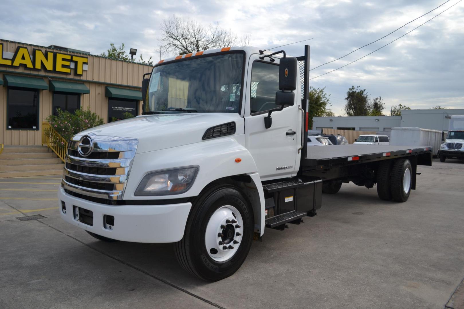 2019 WHITE /BLACK HINO 268 with an JO8E-VB 8.0L 260HP engine, ALLISON 2500RDS AUTOMATIC transmission, located at 9172 North Fwy, Houston, TX, 77037, (713) 910-6868, 29.887470, -95.411903 - 25,950 LB GVWR NON CDL, 24 FT FLATBED, 100" WIDE, AIR RIDE SUSPENSION, EXHAUST BRAKE, 90 GALLON FUEL TANK, POWER WINDOWS, LOCKS, & MIRRORS - Photo#0