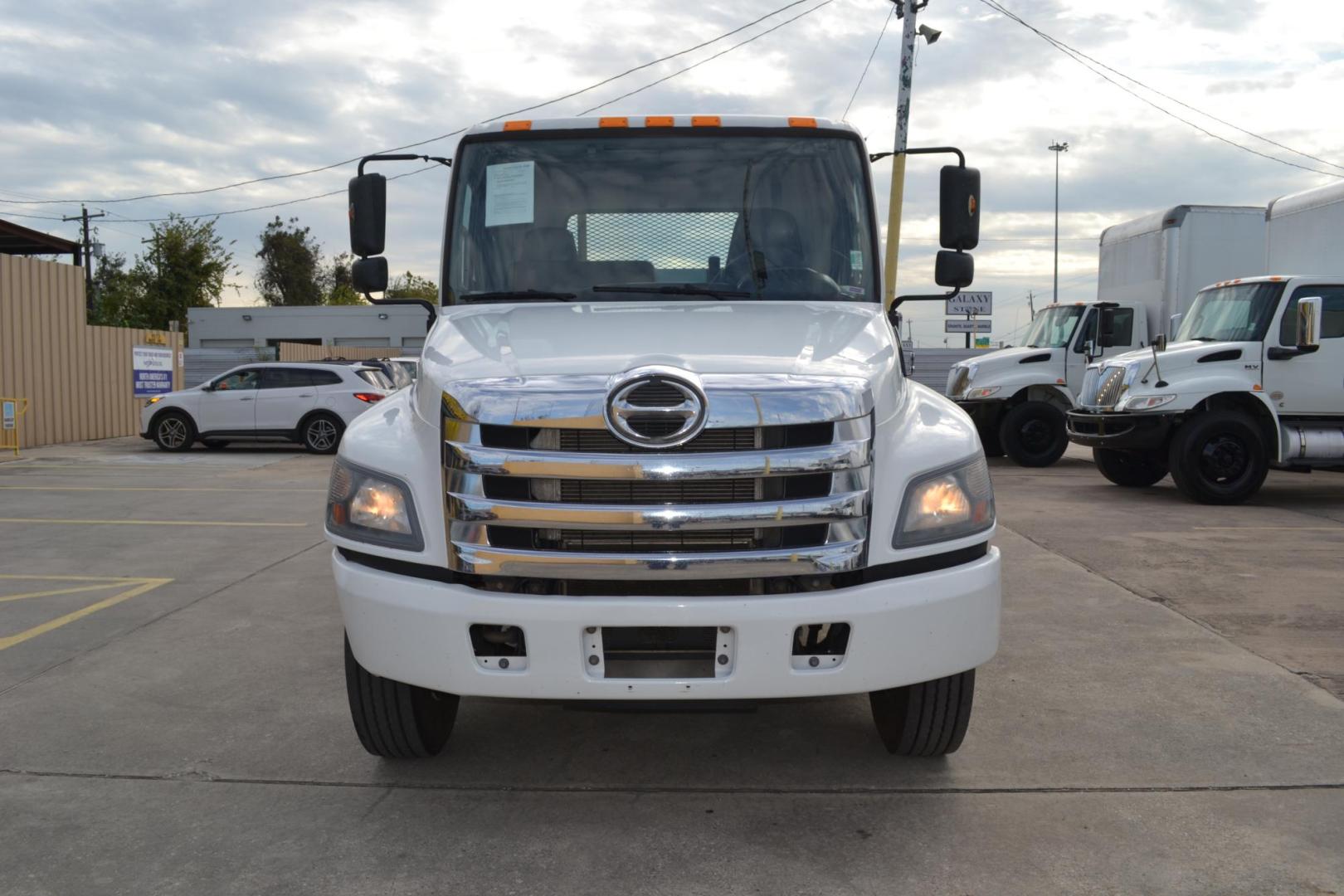 2019 WHITE /BLACK HINO 268 with an JO8E-VB 8.0L 260HP engine, ALLISON 2500RDS AUTOMATIC transmission, located at 9172 North Fwy, Houston, TX, 77037, (713) 910-6868, 29.887470, -95.411903 - 25,950 LB GVWR NON CDL, 24 FT FLATBED, 100" WIDE, AIR RIDE SUSPENSION, EXHAUST BRAKE, 90 GALLON FUEL TANK, POWER WINDOWS, LOCKS, & MIRRORS - Photo#1