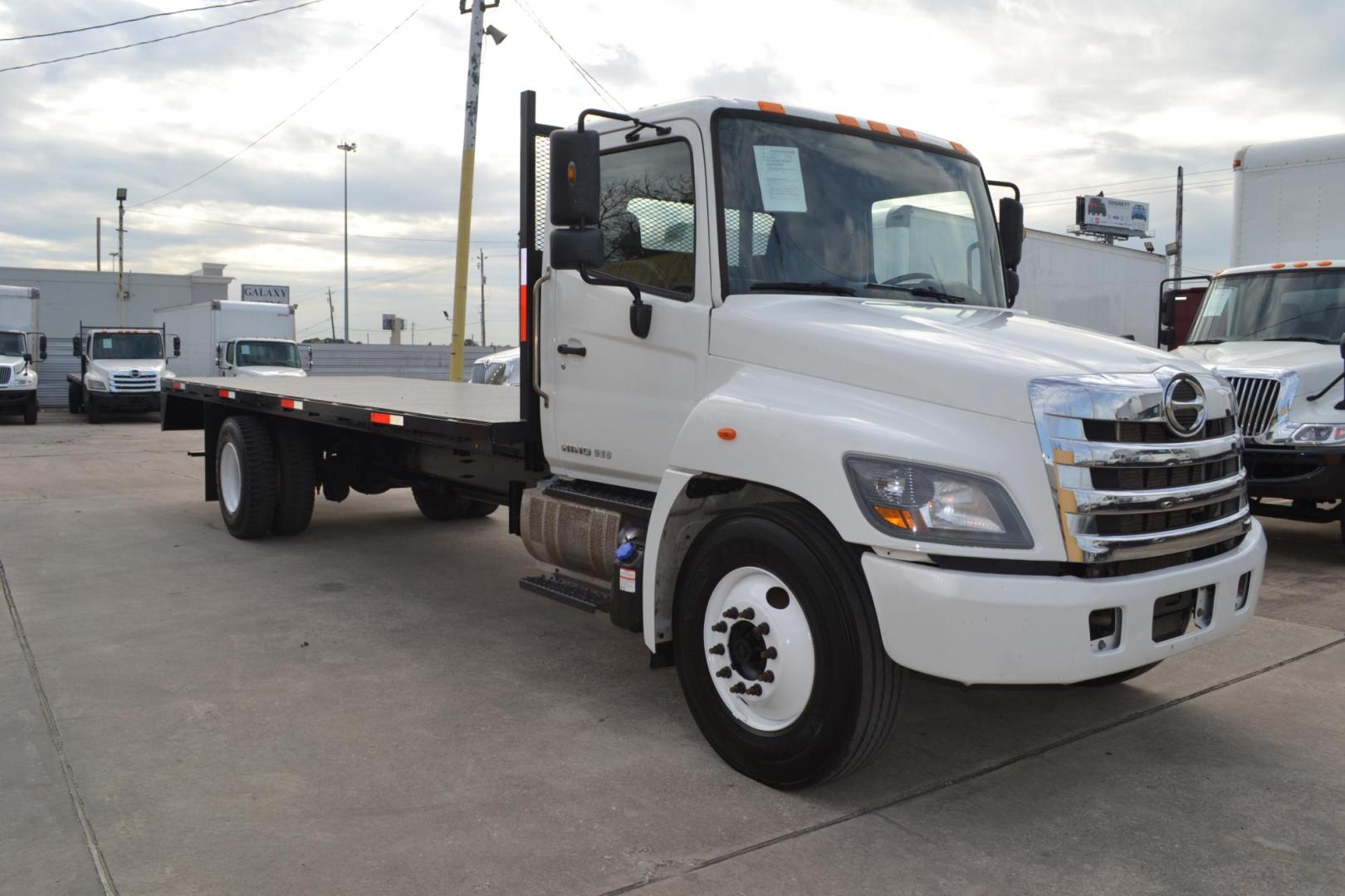 2019 WHITE /BLACK HINO 268 with an JO8E-VB 8.0L 260HP engine, ALLISON 2500RDS AUTOMATIC transmission, located at 9172 North Fwy, Houston, TX, 77037, (713) 910-6868, 29.887470, -95.411903 - 25,950 LB GVWR NON CDL, 24 FT FLATBED, 100" WIDE, AIR RIDE SUSPENSION, EXHAUST BRAKE, 90 GALLON FUEL TANK, POWER WINDOWS, LOCKS, & MIRRORS - Photo#2