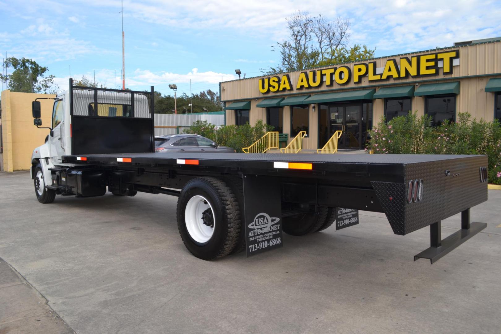 2019 WHITE /BLACK HINO 268 with an JO8E-VB 8.0L 260HP engine, ALLISON 2500RDS AUTOMATIC transmission, located at 9172 North Fwy, Houston, TX, 77037, (713) 910-6868, 29.887470, -95.411903 - 25,950 LB GVWR NON CDL, 24 FT FLATBED, 100" WIDE, AIR RIDE SUSPENSION, EXHAUST BRAKE, 90 GALLON FUEL TANK, POWER WINDOWS, LOCKS, & MIRRORS - Photo#6