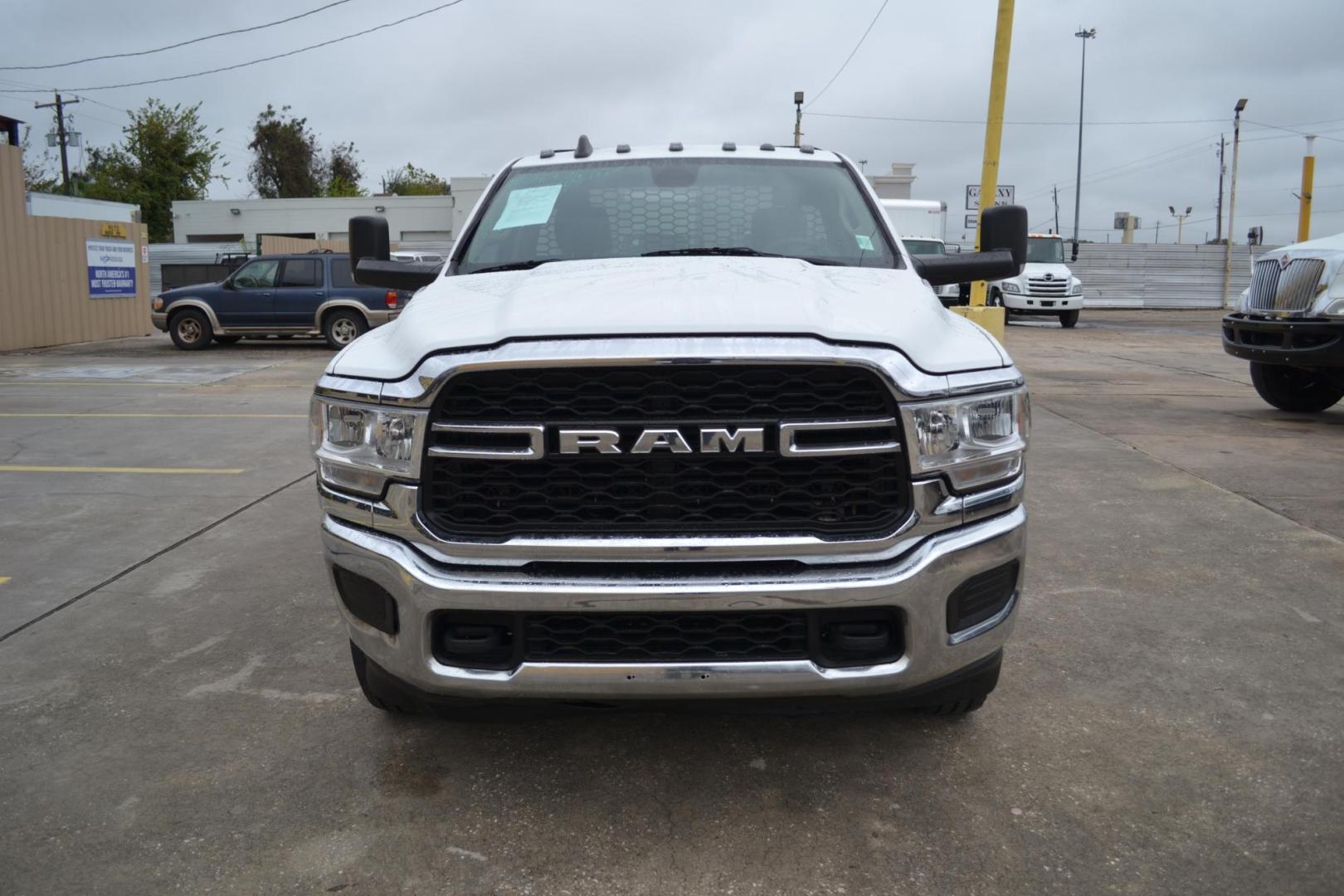 2020 WHITE /BLACK RAM 3500 with an CUMMINS 6.7L TURBO DIESEL engine, AISIN A465 6SPD AUTOMATIC transmission, located at 9172 North Fwy, Houston, TX, 77037, (713) 910-6868, 29.887470, -95.411903 - 11FT FLATBED, GOOSENECK/ BUMPER PULL HITCH, 2 X TOOL BOXES, 4X4, EXHAUST BRAKE, POWER WINDOWS, LOCKS, & MIRRORS, COLD A/C - Photo#1