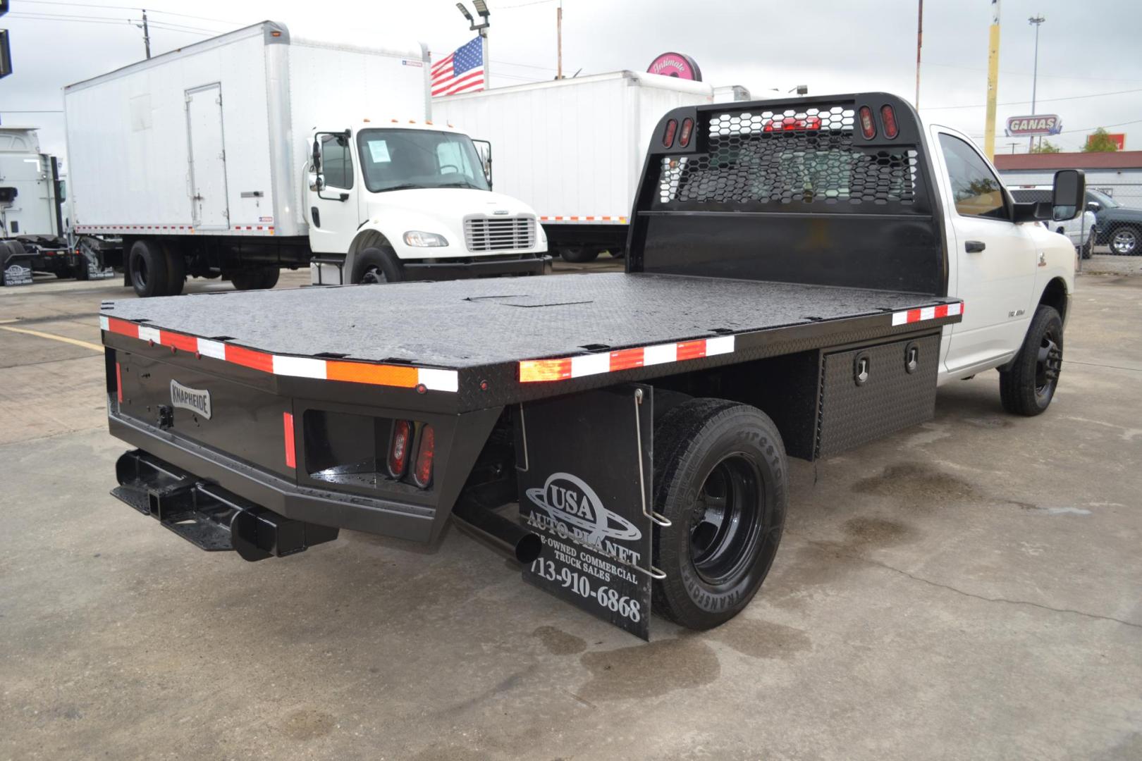 2020 WHITE /BLACK RAM 3500 with an CUMMINS 6.7L TURBO DIESEL engine, AISIN A465 6SPD AUTOMATIC transmission, located at 9172 North Fwy, Houston, TX, 77037, (713) 910-6868, 29.887470, -95.411903 - 11FT FLATBED, GOOSENECK/ BUMPER PULL HITCH, 2 X TOOL BOXES, 4X4, EXHAUST BRAKE, POWER WINDOWS, LOCKS, & MIRRORS, COLD A/C - Photo#4