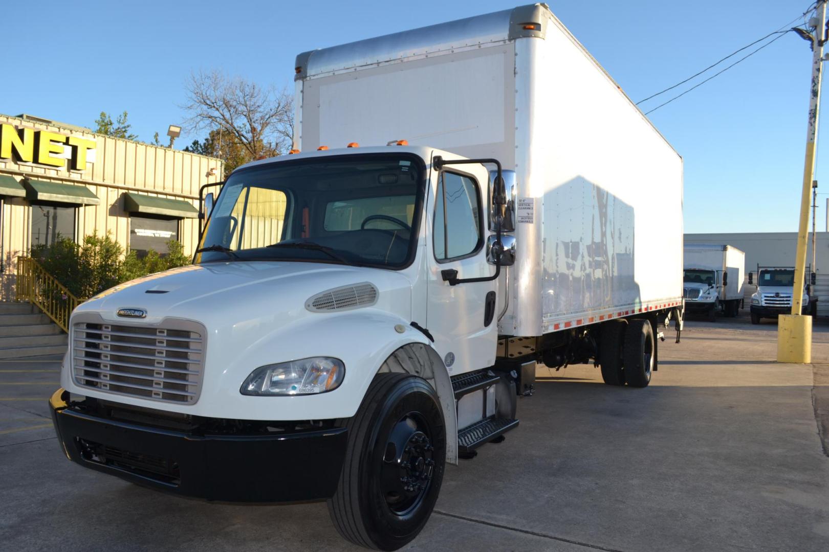 2018 WHITE /BLACK FREIGHTLINER M2-106 with an CUMMINS B6.7L 240HP engine, ALLISON 2500RDS AUTOMATIC transmission, located at 9172 North Fwy, Houston, TX, 77037, (713) 910-6868, 29.887470, -95.411903 - 26,000 LB GVWR NON CDL, MORGAN 26FT BOX, HEIGHT 103" X WIDTH 102", WALTCO 3,000 LB CAPACITY ALUMINUM LIFT GATE, AIR RIDE SUSPENSION,. DUAL 50 GALLON FUEL TANKS, POWER LOCKS & WINDOWS, - Photo#0