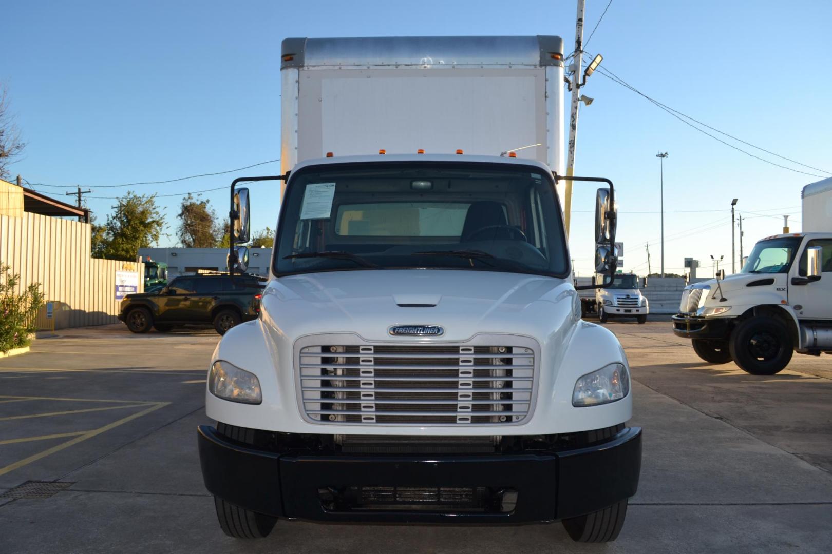 2018 WHITE /BLACK FREIGHTLINER M2-106 with an CUMMINS B6.7L 240HP engine, ALLISON 2500RDS AUTOMATIC transmission, located at 9172 North Fwy, Houston, TX, 77037, (713) 910-6868, 29.887470, -95.411903 - 26,000 LB GVWR NON CDL, MORGAN 26FT BOX, HEIGHT 103" X WIDTH 102", WALTCO 3,000 LB CAPACITY ALUMINUM LIFT GATE, AIR RIDE SUSPENSION,. DUAL 50 GALLON FUEL TANKS, POWER LOCKS & WINDOWS, - Photo#1