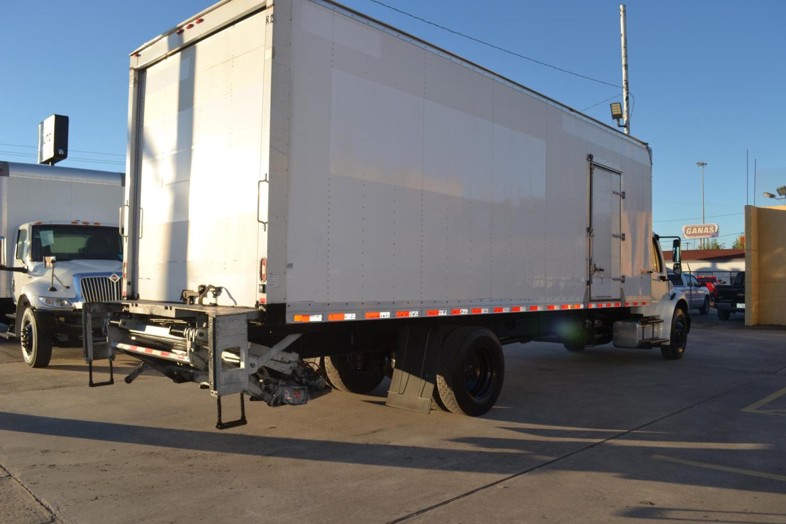 2018 WHITE /BLACK FREIGHTLINER M2-106 with an CUMMINS B6.7L 240HP engine, ALLISON 2500RDS AUTOMATIC transmission, located at 9172 North Fwy, Houston, TX, 77037, (713) 910-6868, 29.887470, -95.411903 - 26,000 LB GVWR NON CDL, MORGAN 26FT BOX, HEIGHT 103" X WIDTH 102", WALTCO 3,000 LB CAPACITY ALUMINUM LIFT GATE, AIR RIDE SUSPENSION,. DUAL 50 GALLON FUEL TANKS, POWER LOCKS & WINDOWS, - Photo#3