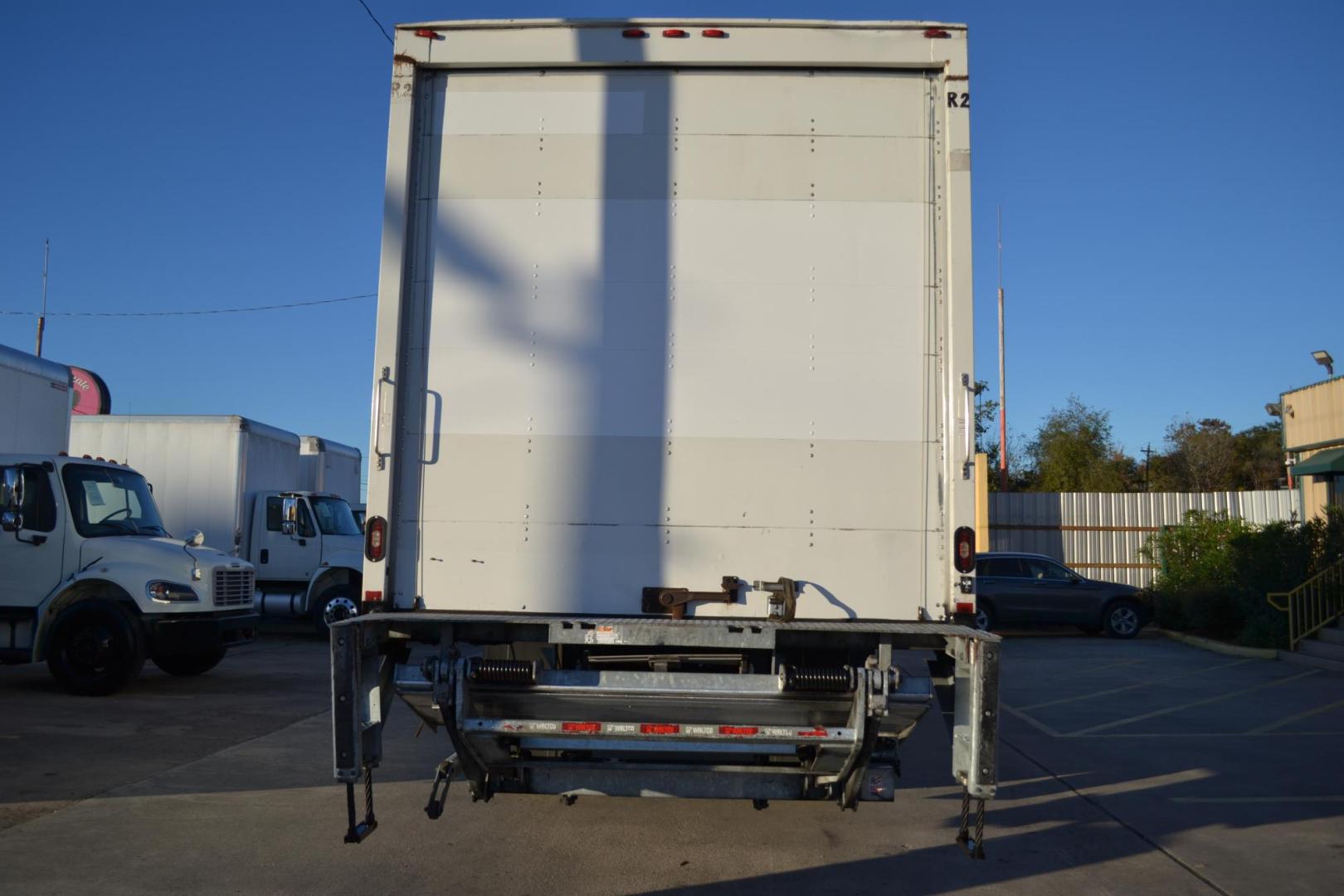 2018 WHITE /BLACK FREIGHTLINER M2-106 with an CUMMINS B6.7L 240HP engine, ALLISON 2500RDS AUTOMATIC transmission, located at 9172 North Fwy, Houston, TX, 77037, (713) 910-6868, 29.887470, -95.411903 - 26,000 LB GVWR NON CDL, MORGAN 26FT BOX, HEIGHT 103" X WIDTH 102", WALTCO 3,000 LB CAPACITY ALUMINUM LIFT GATE, AIR RIDE SUSPENSION,. DUAL 50 GALLON FUEL TANKS, POWER LOCKS & WINDOWS, - Photo#4