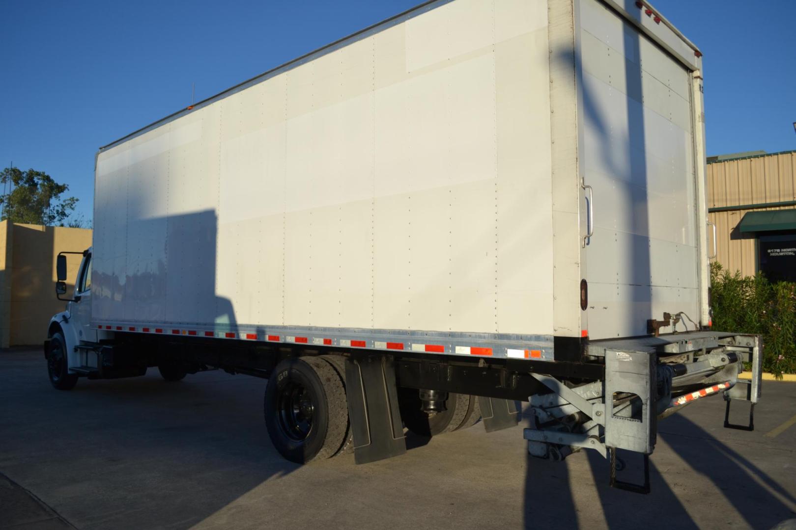 2018 WHITE /BLACK FREIGHTLINER M2-106 with an CUMMINS B6.7L 240HP engine, ALLISON 2500RDS AUTOMATIC transmission, located at 9172 North Fwy, Houston, TX, 77037, (713) 910-6868, 29.887470, -95.411903 - 26,000 LB GVWR NON CDL, MORGAN 26FT BOX, HEIGHT 103" X WIDTH 102", WALTCO 3,000 LB CAPACITY ALUMINUM LIFT GATE, AIR RIDE SUSPENSION,. DUAL 50 GALLON FUEL TANKS, POWER LOCKS & WINDOWS, - Photo#5