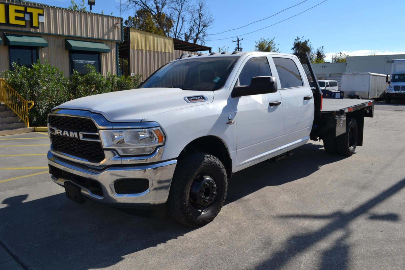 2020 WHITE /BLACK RAM 3500 with an CUMMINS 6.7L TURBO DIESEL engine, AISIN A465 6SPD AUTOMATIC transmission, located at 9172 North Fwy, Houston, TX, 77037, (713) 910-6868, 29.887470, -95.411903 - Photo#0