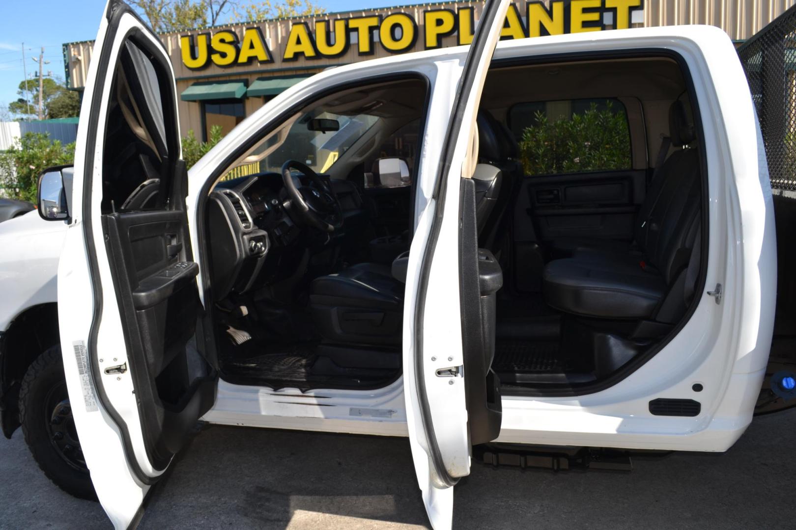 2020 WHITE /BLACK RAM 3500 with an CUMMINS 6.7L TURBO DIESEL engine, AISIN A465 6SPD AUTOMATIC transmission, located at 9172 North Fwy, Houston, TX, 77037, (713) 910-6868, 29.887470, -95.411903 - Photo#10