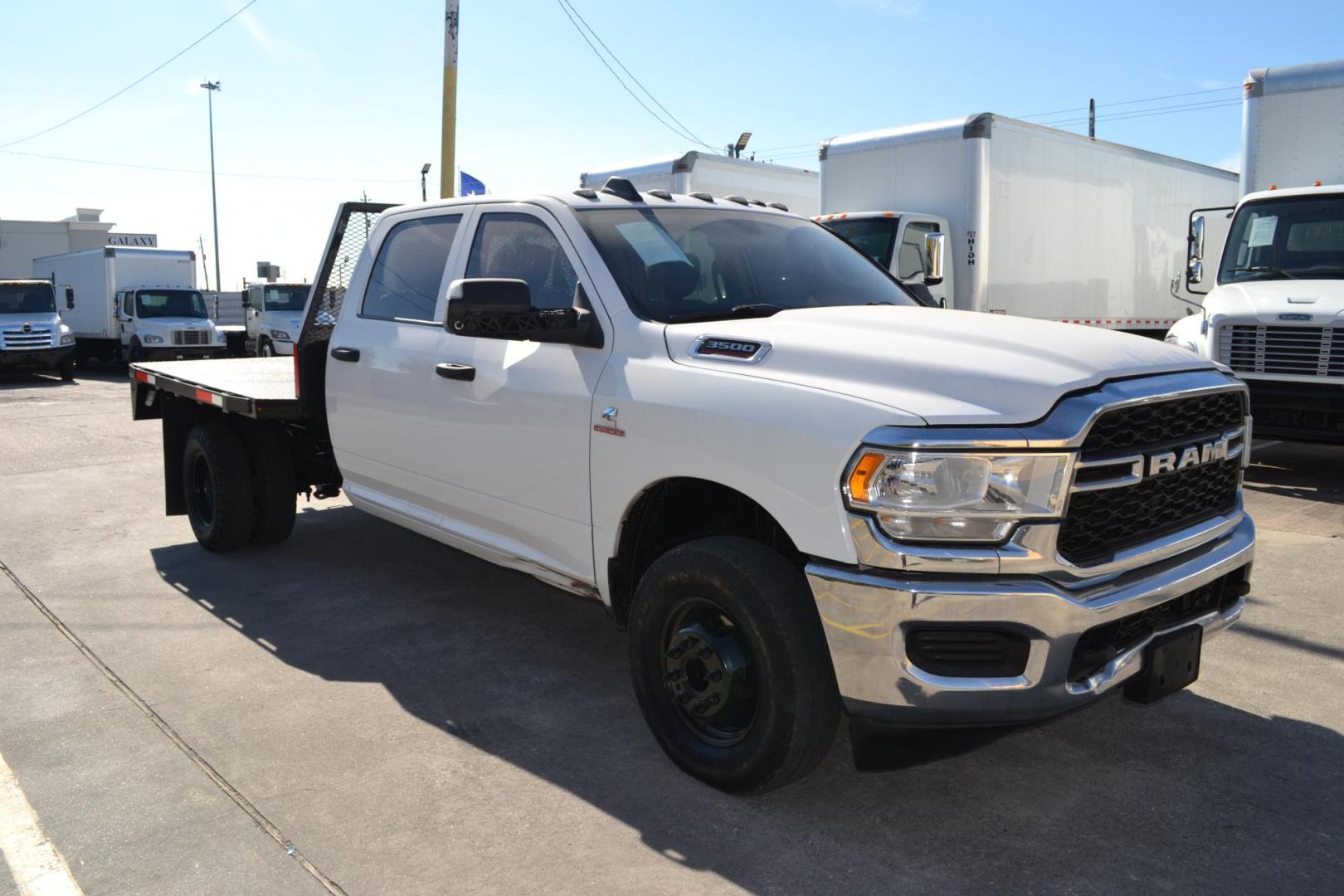 2020 WHITE /BLACK RAM 3500 with an CUMMINS 6.7L TURBO DIESEL engine, AISIN A465 6SPD AUTOMATIC transmission, located at 9172 North Fwy, Houston, TX, 77037, (713) 910-6868, 29.887470, -95.411903 - Photo#2