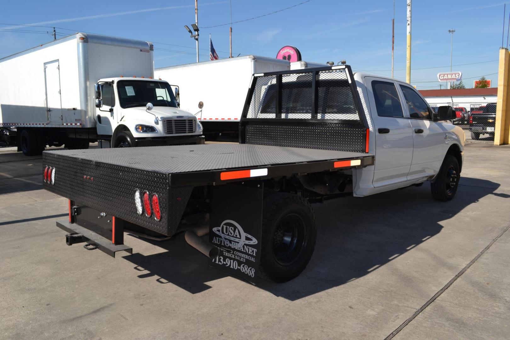 2020 WHITE /BLACK RAM 3500 with an CUMMINS 6.7L TURBO DIESEL engine, AISIN A465 6SPD AUTOMATIC transmission, located at 9172 North Fwy, Houston, TX, 77037, (713) 910-6868, 29.887470, -95.411903 - Photo#4