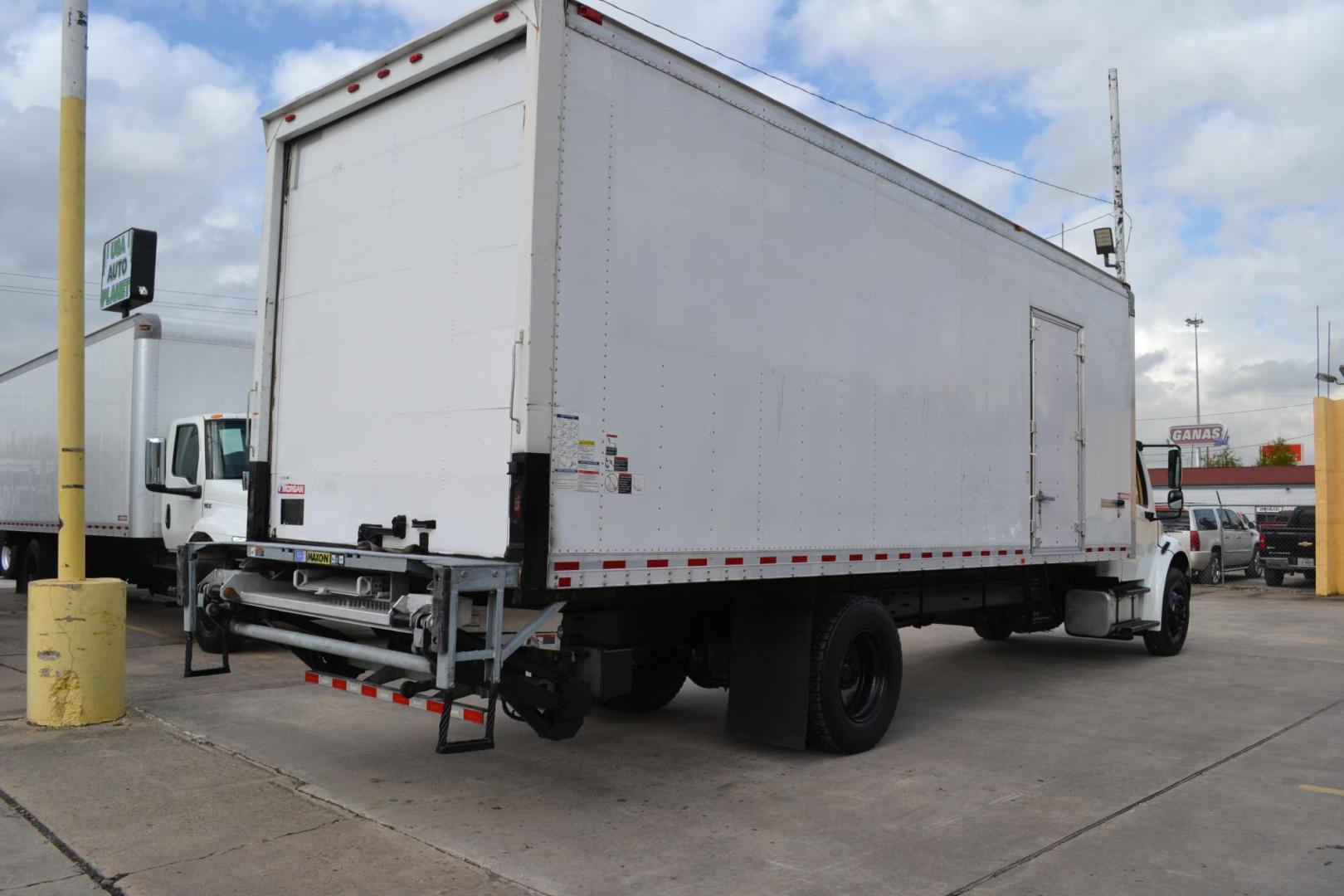 2018 WHITE /BLACK FREIGHTLINER M2-106 with an CUMMINS B6.7L 240HP engine, ALLISON 2500RDS AUTOMATIC transmission, located at 9172 North Fwy, Houston, TX, 77037, (713) 910-6868, 29.887470, -95.411903 - Photo#4