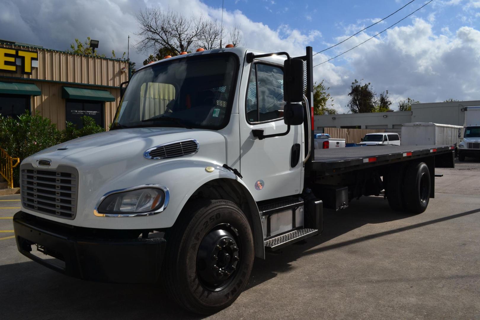 2018 WHITE /BLACK FREIGHTLINER M2-106 with an CUMMINS B6.7L 260HP engine, ALLISON 2500 HS AUTOMATIC transmission, located at 9172 North Fwy, Houston, TX, 77037, (713) 910-6868, 29.887470, -95.411903 - Photo#0