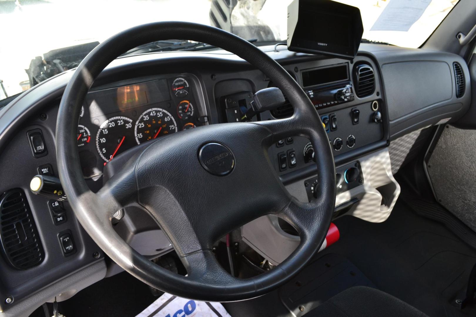 2018 WHITE /BLACK FREIGHTLINER M2-106 with an CUMMINS B6.7L 260HP engine, ALLISON 2500 HS AUTOMATIC transmission, located at 9172 North Fwy, Houston, TX, 77037, (713) 910-6868, 29.887470, -95.411903 - Photo#13