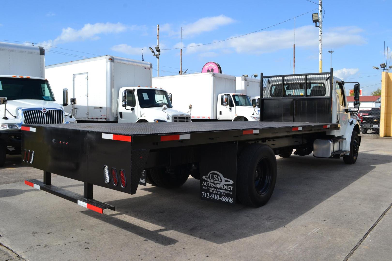 2018 WHITE /BLACK FREIGHTLINER M2-106 with an CUMMINS B6.7L 260HP engine, ALLISON 2500 HS AUTOMATIC transmission, located at 9172 North Fwy, Houston, TX, 77037, (713) 910-6868, 29.887470, -95.411903 - Photo#4