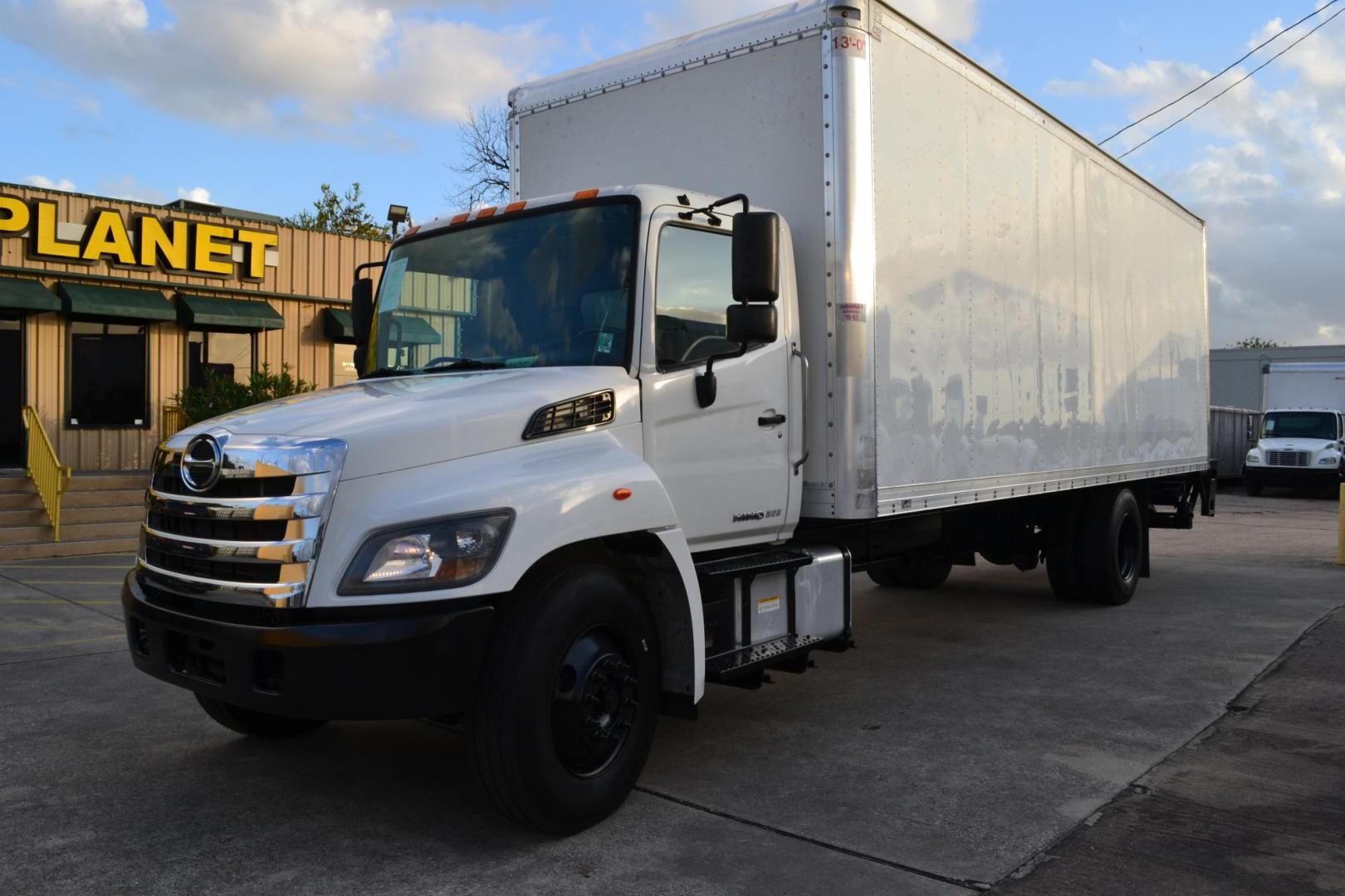 2020 WHITE /BLACK HINO 268 with an JO8E-WU 8.0L 230HP engine, ALLISON 2200HS AUTOMATIC transmission, located at 9172 North Fwy, Houston, TX, 77037, (713) 910-6868, 29.887470, -95.411903 - 26,000 LB GVWR NON CDL, 26 FT BOX, HEIGHT 103" X WIDTH 102" 13 FT CLEARANCE, 3,000 LB STEEL LIFT GATE, EXHAUST BRAKE, POWER WINDOWS, SPRING SUSPENSION - Photo#0