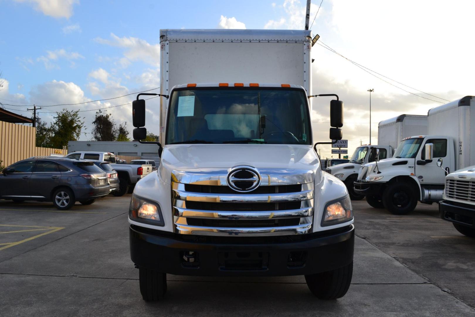 2020 WHITE /BLACK HINO 268 with an JO8E-WU 8.0L 230HP engine, ALLISON 2200HS AUTOMATIC transmission, located at 9172 North Fwy, Houston, TX, 77037, (713) 910-6868, 29.887470, -95.411903 - 26,000 LB GVWR NON CDL, 26 FT BOX, HEIGHT 103" X WIDTH 102" 13 FT CLEARANCE, 3,000 LB STEEL LIFT GATE, EXHAUST BRAKE, POWER WINDOWS, SPRING SUSPENSION - Photo#1