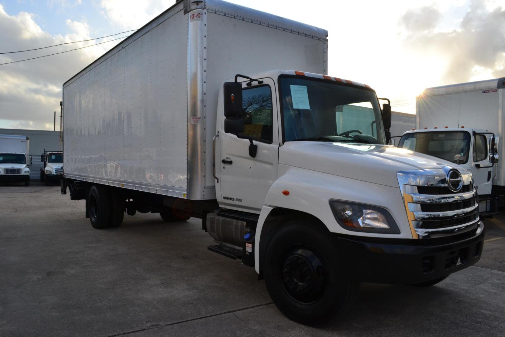 2020 WHITE /BLACK HINO 268 with an JO8E-WU 8.0L 230HP engine, ALLISON 2200HS AUTOMATIC transmission, located at 9172 North Fwy, Houston, TX, 77037, (713) 910-6868, 29.887470, -95.411903 - 26,000 LB GVWR NON CDL, 26 FT BOX, HEIGHT 103" X WIDTH 102" 13 FT CLEARANCE, 3,000 LB STEEL LIFT GATE, EXHAUST BRAKE, POWER WINDOWS, SPRING SUSPENSION - Photo#2