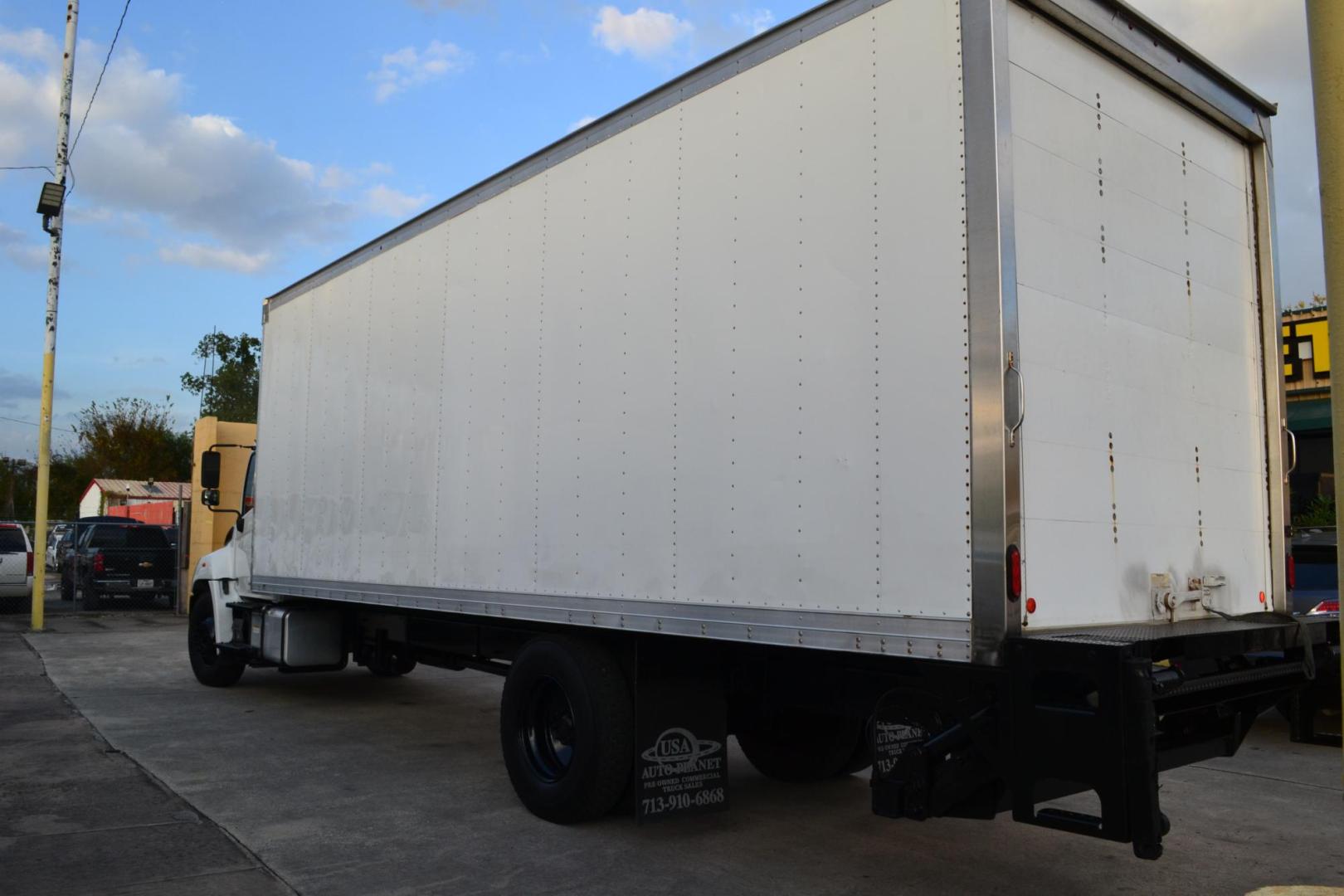 2020 WHITE /BLACK HINO 268 with an JO8E-WU 8.0L 230HP engine, ALLISON 2200HS AUTOMATIC transmission, located at 9172 North Fwy, Houston, TX, 77037, (713) 910-6868, 29.887470, -95.411903 - 26,000 LB GVWR NON CDL, 26 FT BOX, HEIGHT 103" X WIDTH 102" 13 FT CLEARANCE, 3,000 LB STEEL LIFT GATE, EXHAUST BRAKE, POWER WINDOWS, SPRING SUSPENSION - Photo#5