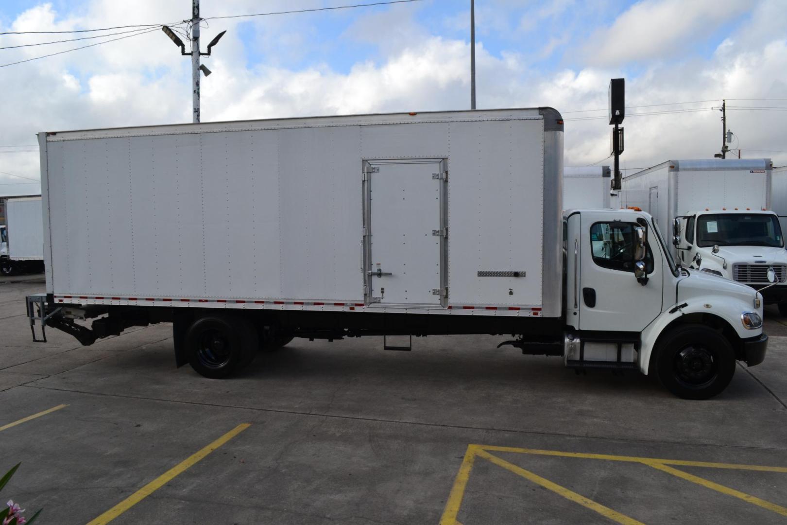 2020 WHITE /BLACK FREIGHTLINER M2-106 with an CUMMINS B6.7L 240HP engine, ALLISON 2500RDS AUTOMATIC transmission, located at 9172 North Fwy, Houston, TX, 77037, (713) 910-6868, 29.887470, -95.411903 - 26,000 LB GVWR NON CDL, MORGAN 26 FT BOX, HEIGHT 103" X WIDTH 102", MAXON 3,000 LB CAPACITY ALUMINUM LIFT GATE, AIR RIDE SUSPENSION, EXHAUST BRAKE, DUAL 50 GALLON FUEL TANKS, POWER WINDOWS & LOCKS, COLLISION MITIGATION, LANE ASSIST, - Photo#3