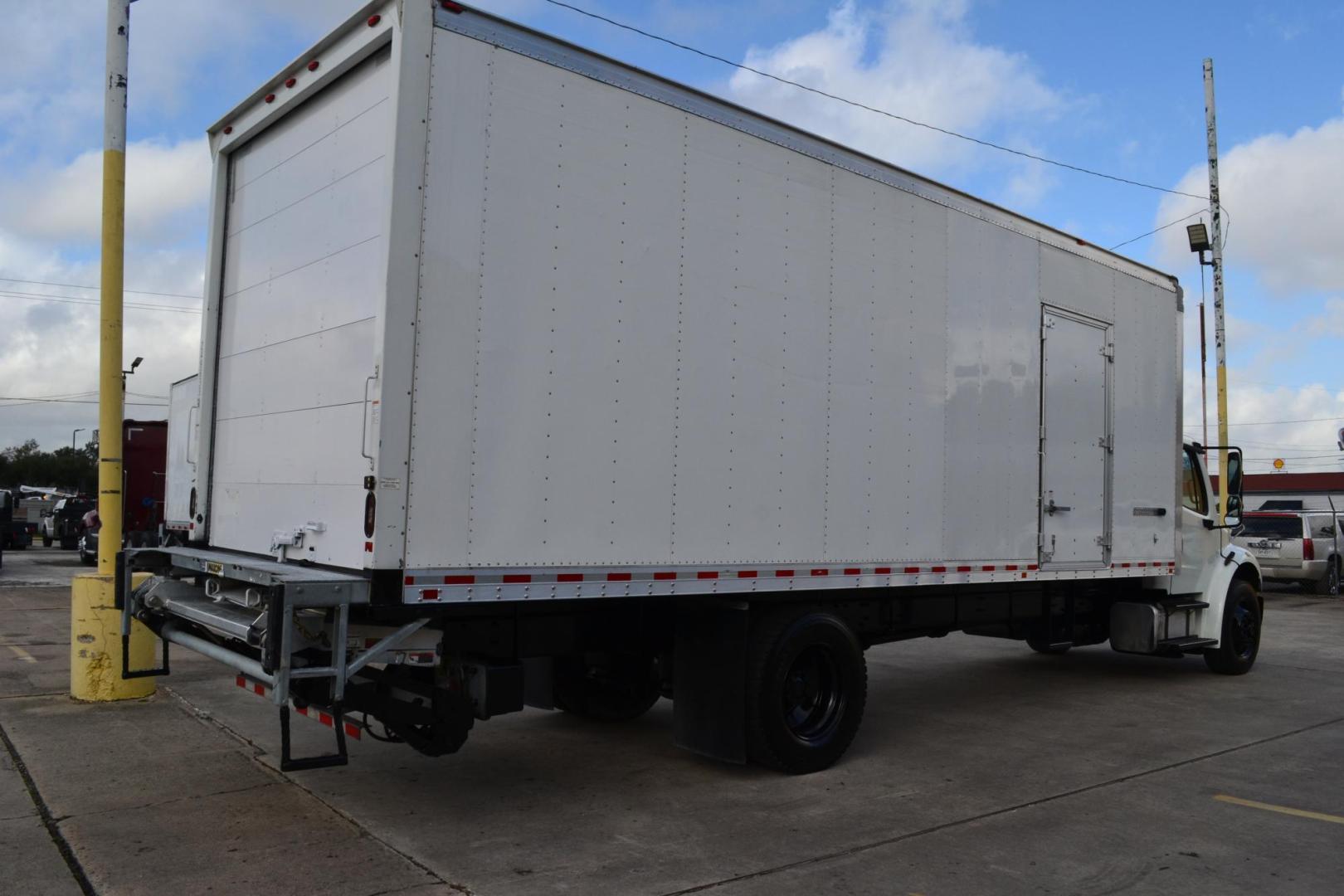 2020 WHITE /BLACK FREIGHTLINER M2-106 with an CUMMINS B6.7L 240HP engine, ALLISON 2500RDS AUTOMATIC transmission, located at 9172 North Fwy, Houston, TX, 77037, (713) 910-6868, 29.887470, -95.411903 - 26,000 LB GVWR NON CDL, MORGAN 26 FT BOX, HEIGHT 103" X WIDTH 102", MAXON 3,000 LB CAPACITY ALUMINUM LIFT GATE, AIR RIDE SUSPENSION, EXHAUST BRAKE, DUAL 50 GALLON FUEL TANKS, POWER WINDOWS & LOCKS, COLLISION MITIGATION, LANE ASSIST, - Photo#4