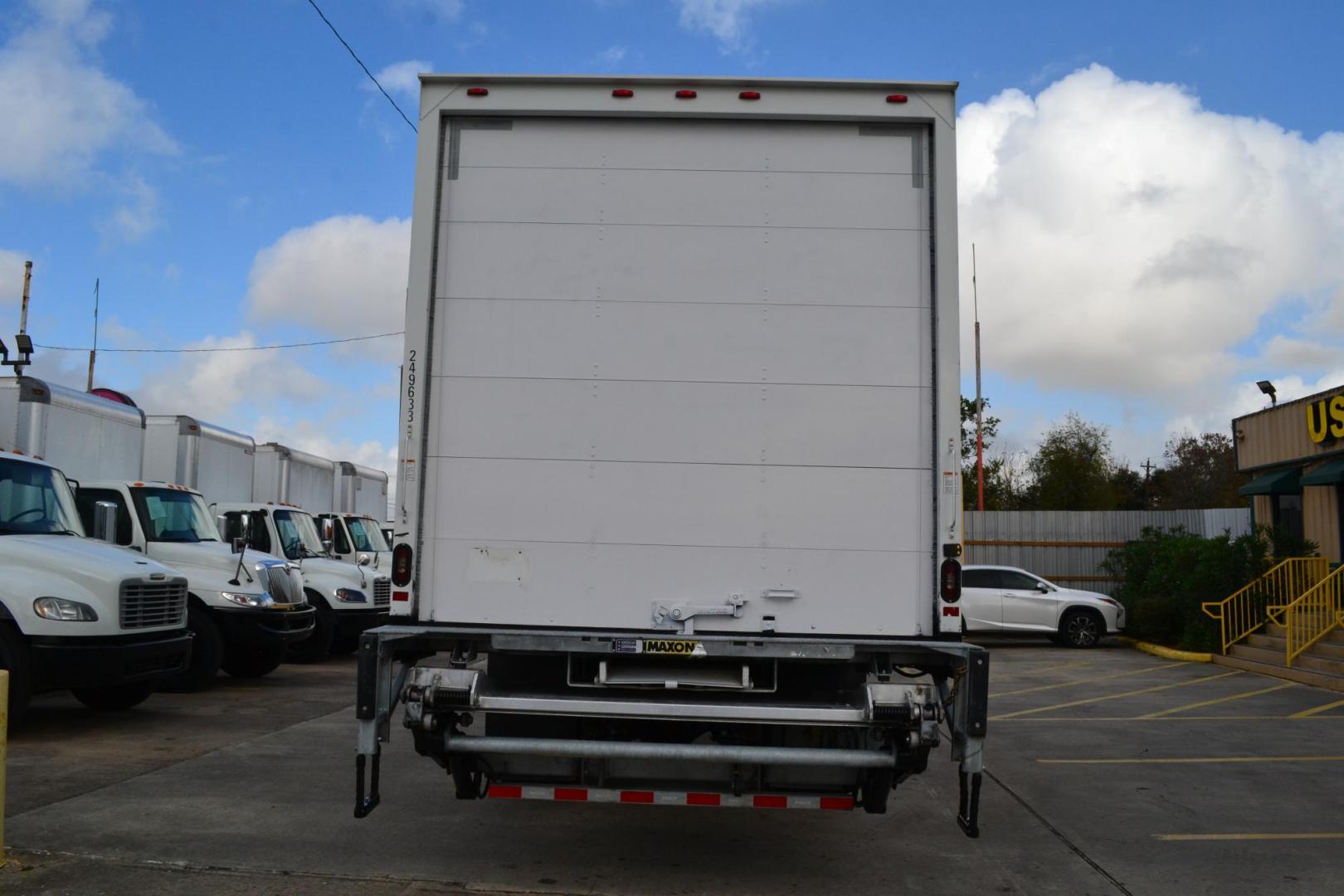 2020 WHITE /BLACK FREIGHTLINER M2-106 with an CUMMINS B6.7L 240HP engine, ALLISON 2500RDS AUTOMATIC transmission, located at 9172 North Fwy, Houston, TX, 77037, (713) 910-6868, 29.887470, -95.411903 - 26,000 LB GVWR NON CDL, MORGAN 26 FT BOX, HEIGHT 103" X WIDTH 102", MAXON 3,000 LB CAPACITY ALUMINUM LIFT GATE, AIR RIDE SUSPENSION, EXHAUST BRAKE, DUAL 50 GALLON FUEL TANKS, POWER WINDOWS & LOCKS, COLLISION MITIGATION, LANE ASSIST, - Photo#5