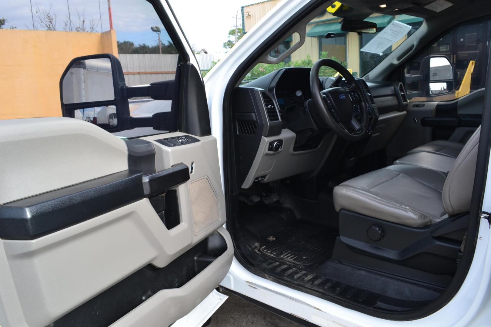 2017 WHITE /GRAY FORD F550 with an POWERSTROKE 6.7L DIESEL engine, AUTOMATIC transmission, located at 9172 North Fwy, Houston, TX, 77037, (713) 910-6868, 29.887470, -95.411903 - Photo#12