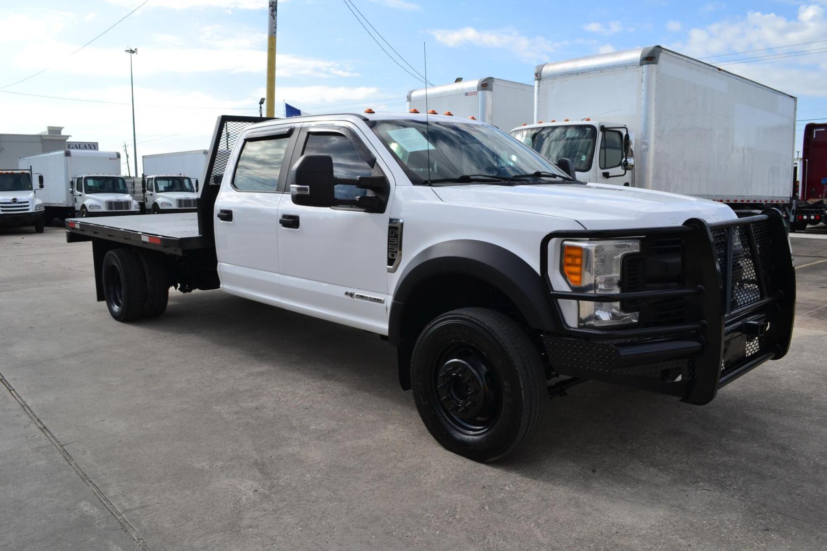 2017 WHITE /GRAY FORD F550 with an POWERSTROKE 6.7L DIESEL engine, AUTOMATIC transmission, located at 9172 North Fwy, Houston, TX, 77037, (713) 910-6868, 29.887470, -95.411903 - Photo#2