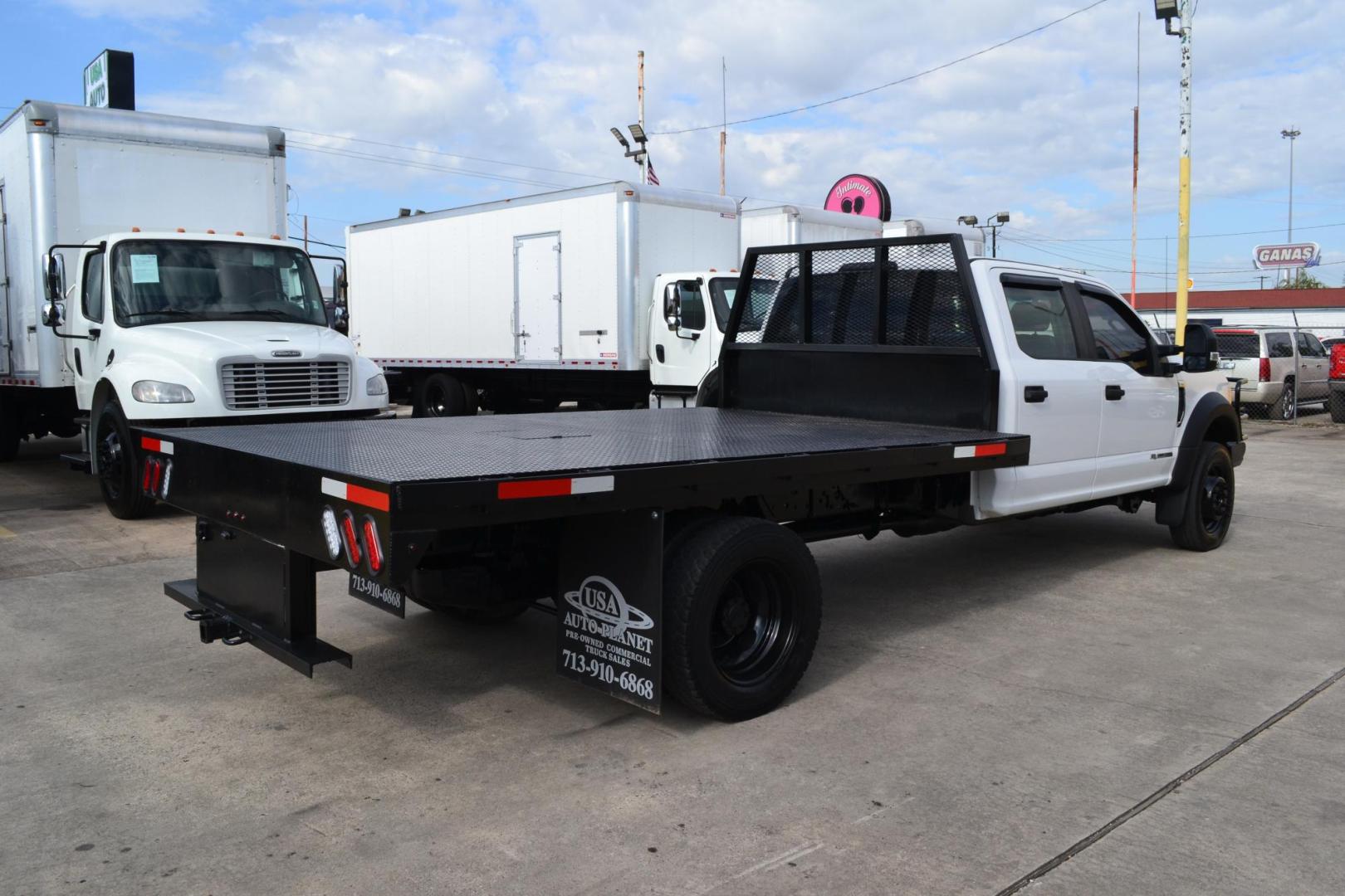 2017 WHITE /GRAY FORD F550 with an POWERSTROKE 6.7L DIESEL engine, AUTOMATIC transmission, located at 9172 North Fwy, Houston, TX, 77037, (713) 910-6868, 29.887470, -95.411903 - Photo#4