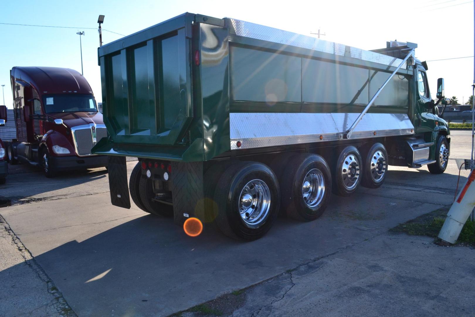 2016 GREEN /GRAY FREIGHTLINER CASCADIA 125 with an DETROIT DD16 15.6l 530 HP engine, EATON FULLER 18 SPD MANUAL transmission, located at 9172 North Fwy, Houston, TX, 77037, (713) 910-6868, 29.887470, -95.411903 - QUAD AXLE, 20 FT DUMP BODY, FULL LOCKERS, ENGINE BRAKE, ELECTRIC TARP, RATIO: 3.73, WHEELBASE: 264", FRONT AXLE: 14,600 LB, REAR AXLES: 44,000 LB, 2 X 13,000 LB PUSHER AXLES, POWER WINDOWS & LOCKS - Photo#3