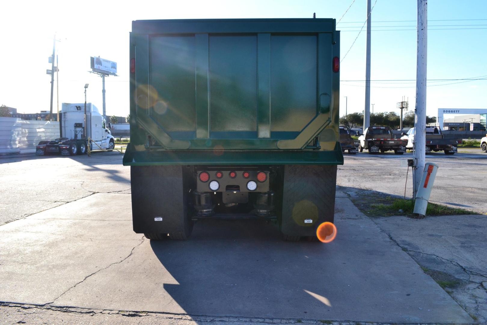 2016 GREEN /GRAY FREIGHTLINER CASCADIA 125 with an DETROIT DD16 15.6l 530 HP engine, EATON FULLER 18 SPD MANUAL transmission, located at 9172 North Fwy, Houston, TX, 77037, (713) 910-6868, 29.887470, -95.411903 - QUAD AXLE, 20 FT DUMP BODY, FULL LOCKERS, ENGINE BRAKE, ELECTRIC TARP, RATIO: 3.73, WHEELBASE: 264", FRONT AXLE: 14,600 LB, REAR AXLES: 44,000 LB, 2 X 13,000 LB PUSHER AXLES, POWER WINDOWS & LOCKS - Photo#4