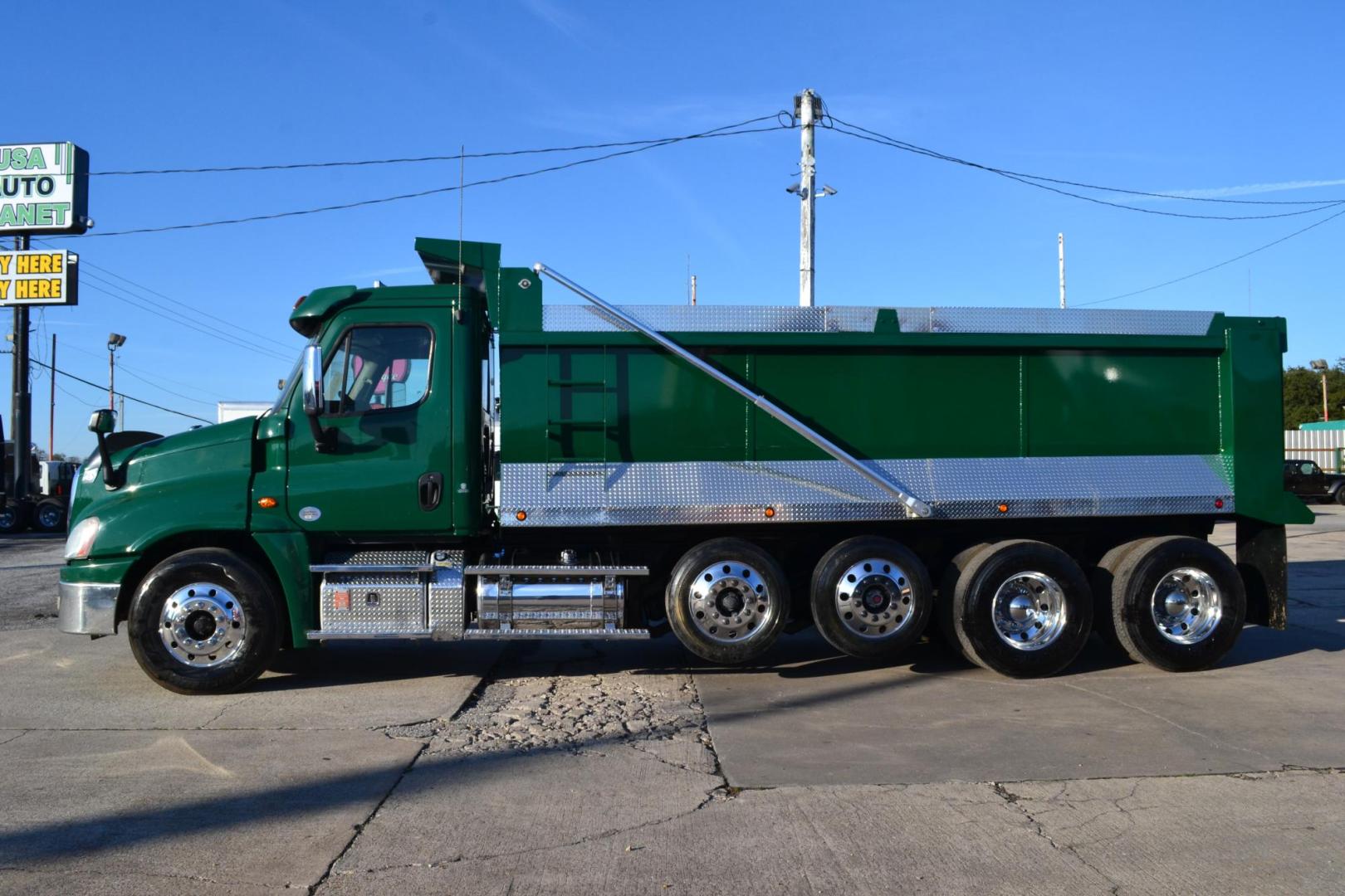 2016 GREEN /GRAY FREIGHTLINER CASCADIA 125 with an DETROIT DD16 15.6l 530 HP engine, EATON FULLER 18 SPD MANUAL transmission, located at 9172 North Fwy, Houston, TX, 77037, (713) 910-6868, 29.887470, -95.411903 - QUAD AXLE, 20 FT DUMP BODY, FULL LOCKERS, ENGINE BRAKE, ELECTRIC TARP, RATIO: 3.73, WHEELBASE: 264", FRONT AXLE: 14,600 LB, REAR AXLES: 44,000 LB, 2 X 13,000 LB PUSHER AXLES, POWER WINDOWS & LOCKS - Photo#6