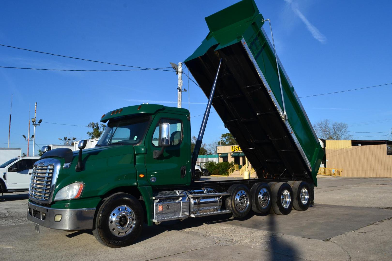 2016 GREEN /GRAY FREIGHTLINER CASCADIA 125 with an DETROIT DD16 15.6l 530 HP engine, EATON FULLER 18 SPD MANUAL transmission, located at 9172 North Fwy, Houston, TX, 77037, (713) 910-6868, 29.887470, -95.411903 - QUAD AXLE, 20 FT DUMP BODY, FULL LOCKERS, ENGINE BRAKE, ELECTRIC TARP, RATIO: 3.73, WHEELBASE: 264", FRONT AXLE: 14,600 LB, REAR AXLES: 44,000 LB, 2 X 13,000 LB PUSHER AXLES, POWER WINDOWS & LOCKS - Photo#7