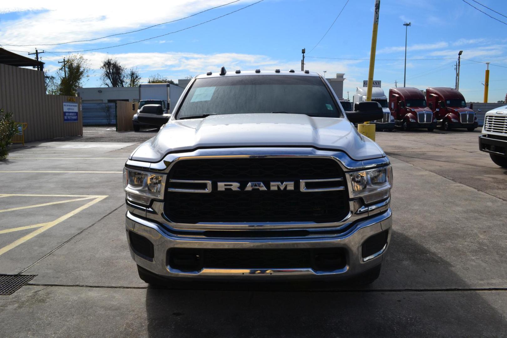 2022 WHITE /BLACK RAM 3500 with an CUMMINS 6.7L TURBO DIESEL engine, AISIN A465 6SPD AUTOMATIC transmission, located at 9172 North Fwy, Houston, TX, 77037, (713) 910-6868, 29.887470, -95.411903 - 4X4, 9FT X 96" FLATBED, GOOSENECK/BUMPER PULL HITCH, TOOL BOX, POWER WINDOWS, LOCKS & MIRRORS, CREW CAB - Photo#1