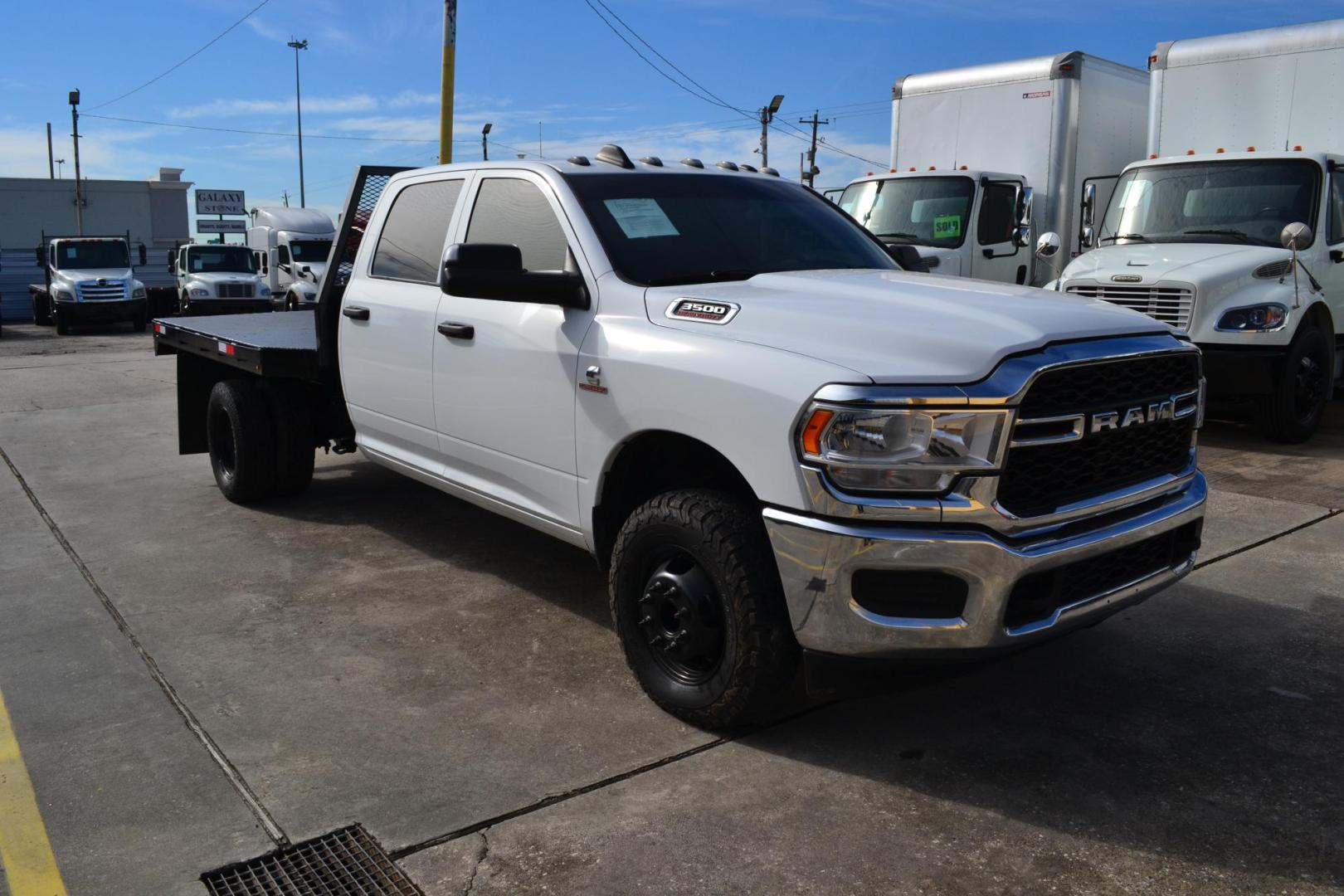 2022 WHITE /BLACK RAM 3500 with an CUMMINS 6.7L TURBO DIESEL engine, AISIN A465 6SPD AUTOMATIC transmission, located at 9172 North Fwy, Houston, TX, 77037, (713) 910-6868, 29.887470, -95.411903 - 4X4, 9FT X 96" FLATBED, GOOSENECK/BUMPER PULL HITCH, TOOL BOX, POWER WINDOWS, LOCKS & MIRRORS, CREW CAB - Photo#2