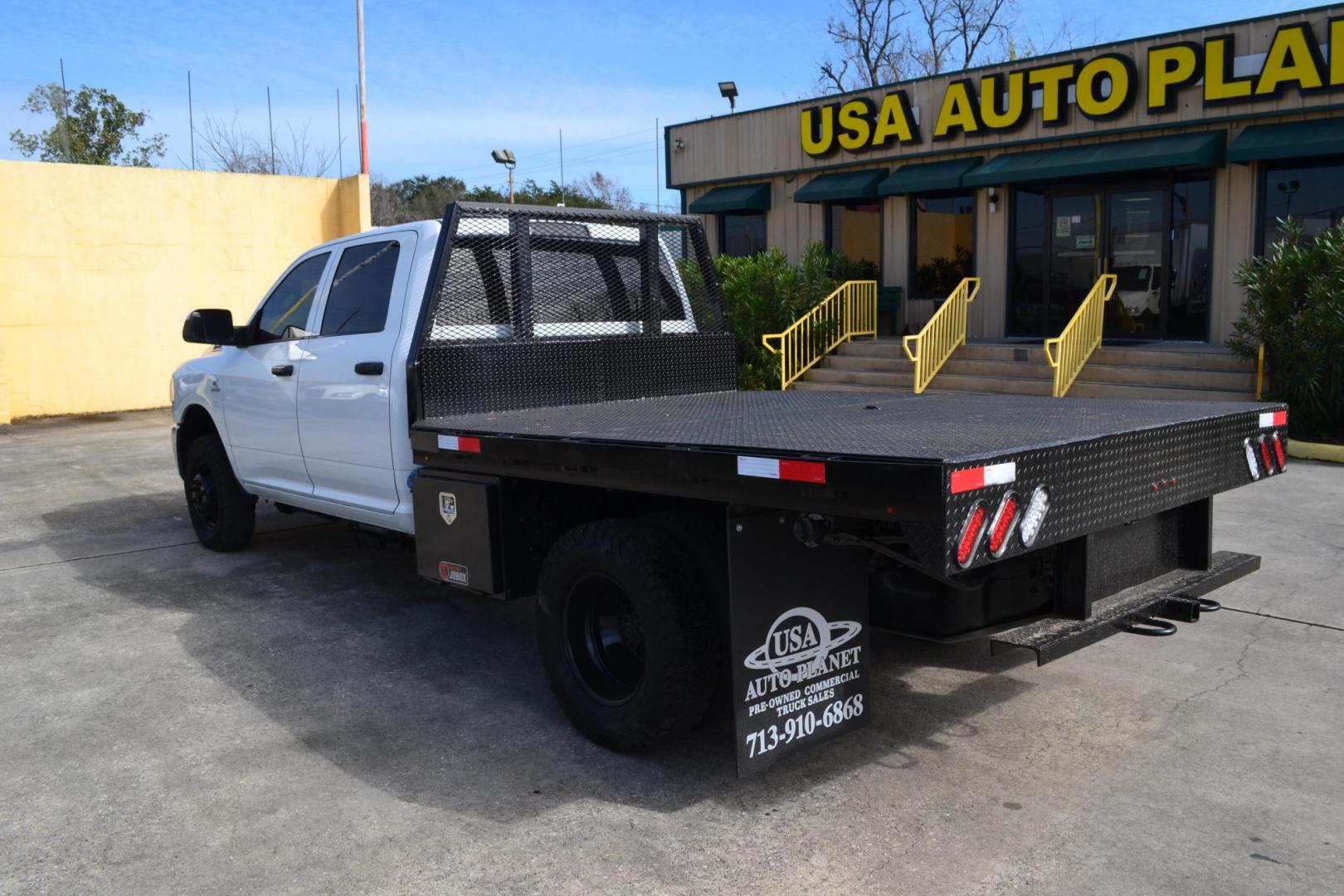 2022 WHITE /BLACK RAM 3500 with an CUMMINS 6.7L TURBO DIESEL engine, AISIN A465 6SPD AUTOMATIC transmission, located at 9172 North Fwy, Houston, TX, 77037, (713) 910-6868, 29.887470, -95.411903 - 4X4, 9FT X 96" FLATBED, GOOSENECK/BUMPER PULL HITCH, TOOL BOX, POWER WINDOWS, LOCKS & MIRRORS, CREW CAB - Photo#6