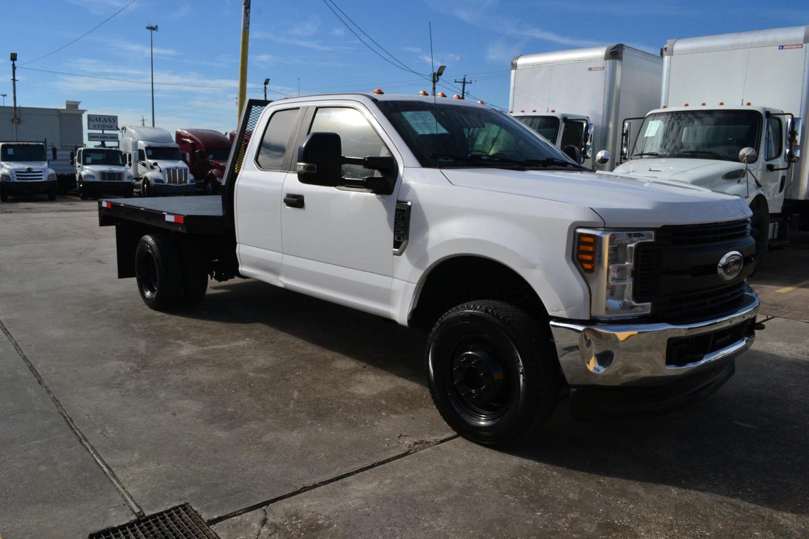 2019 WHITE /BLACK FORD F-350 with an 6.2L V8 GASOLINE engine, AUTOMATIC transmission, located at 9172 North Fwy, Houston, TX, 77037, (713) 910-6868, 29.887470, -95.411903 - 4X4, 9FT X 96" FLATBED, GOOSENECK/BUMPER PULL HITCH, TOOL BOX, WHEELBASE: 168", GEAR RATIO: 4.30, EXTENDED CAB, POWER WINDOWS, LOCKS & MIRRORS - Photo#2