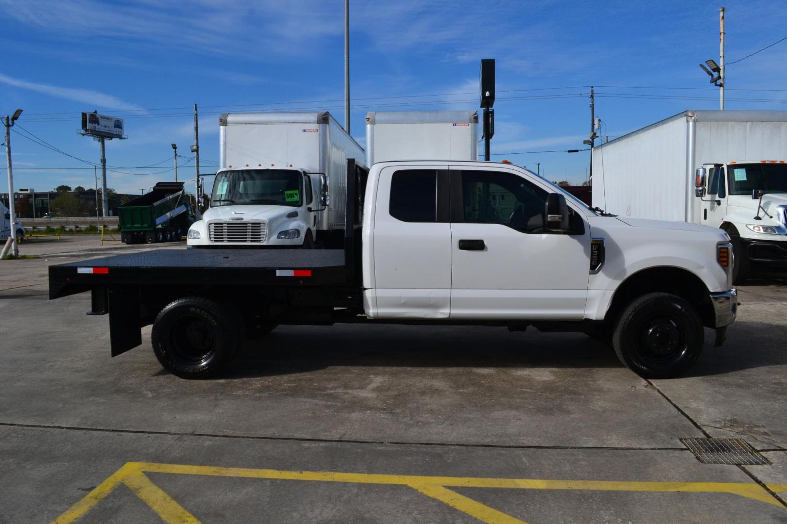 2019 WHITE /BLACK FORD F-350 with an 6.2L V8 GASOLINE engine, AUTOMATIC transmission, located at 9172 North Fwy, Houston, TX, 77037, (713) 910-6868, 29.887470, -95.411903 - Photo#3