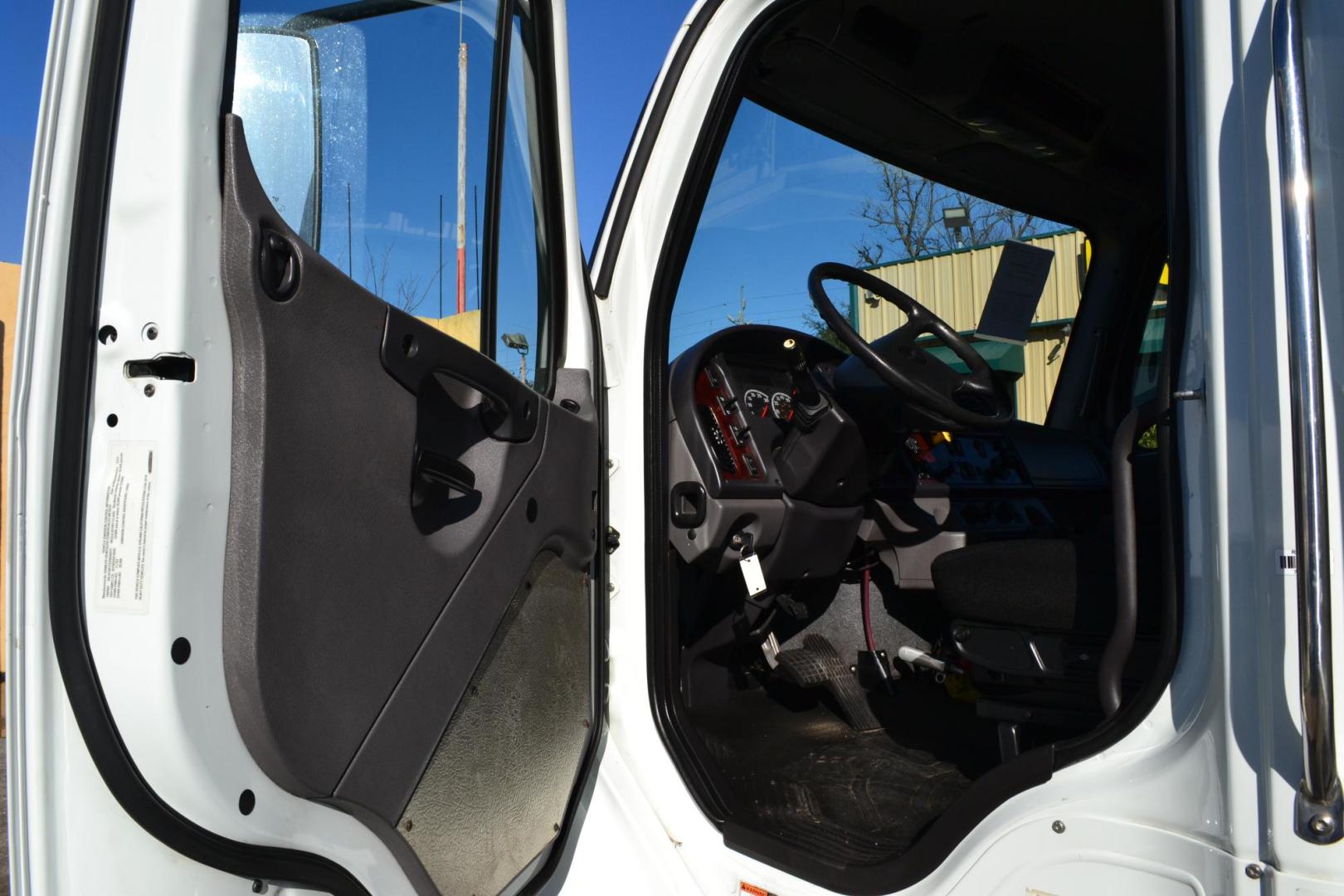 2018 WHITE /BLACK FREIGHTLINER M2-106 (3ALACWFC6JD) with an CUMMINS B6.7L 240HP engine, ALLISON 2500RDS AUTOMATIC transmission, located at 9172 North Fwy, Houston, TX, 77037, (713) 910-6868, 29.887470, -95.411903 - 26,000 LB GVWR NON CDL, 26FT BOX X HEIGHT 103" X WIDTH 102", AIR RIDE SUSPENSION, MAXON 3,000 LB CAPACITY ALUMINUM LIFT GATE, DUAL 50 GALLON FUEL TANKS, POWER WINDOWS & LOCKS, HEATED MIRRORS - Photo#12