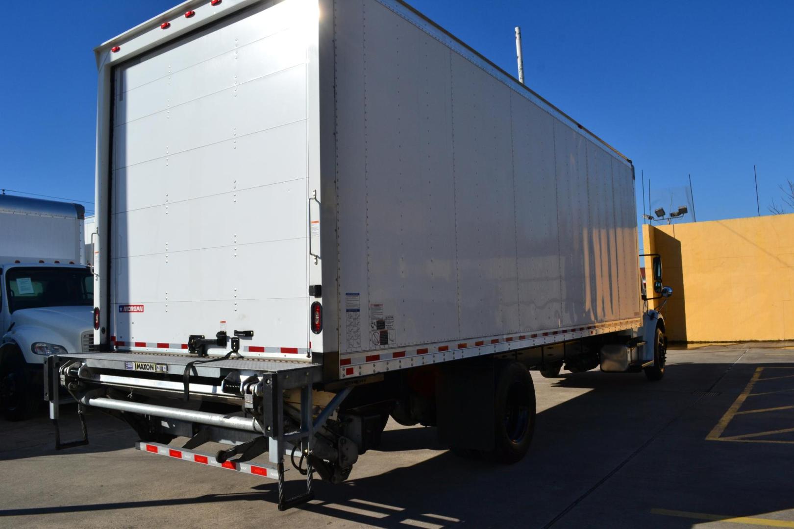 2018 WHITE /BLACK FREIGHTLINER M2-106 (3ALACWFC6JD) with an CUMMINS B6.7L 240HP engine, ALLISON 2500RDS AUTOMATIC transmission, located at 9172 North Fwy, Houston, TX, 77037, (713) 910-6868, 29.887470, -95.411903 - 26,000 LB GVWR NON CDL, 26FT BOX X HEIGHT 103" X WIDTH 102", AIR RIDE SUSPENSION, MAXON 3,000 LB CAPACITY ALUMINUM LIFT GATE, DUAL 50 GALLON FUEL TANKS, POWER WINDOWS & LOCKS, HEATED MIRRORS - Photo#4