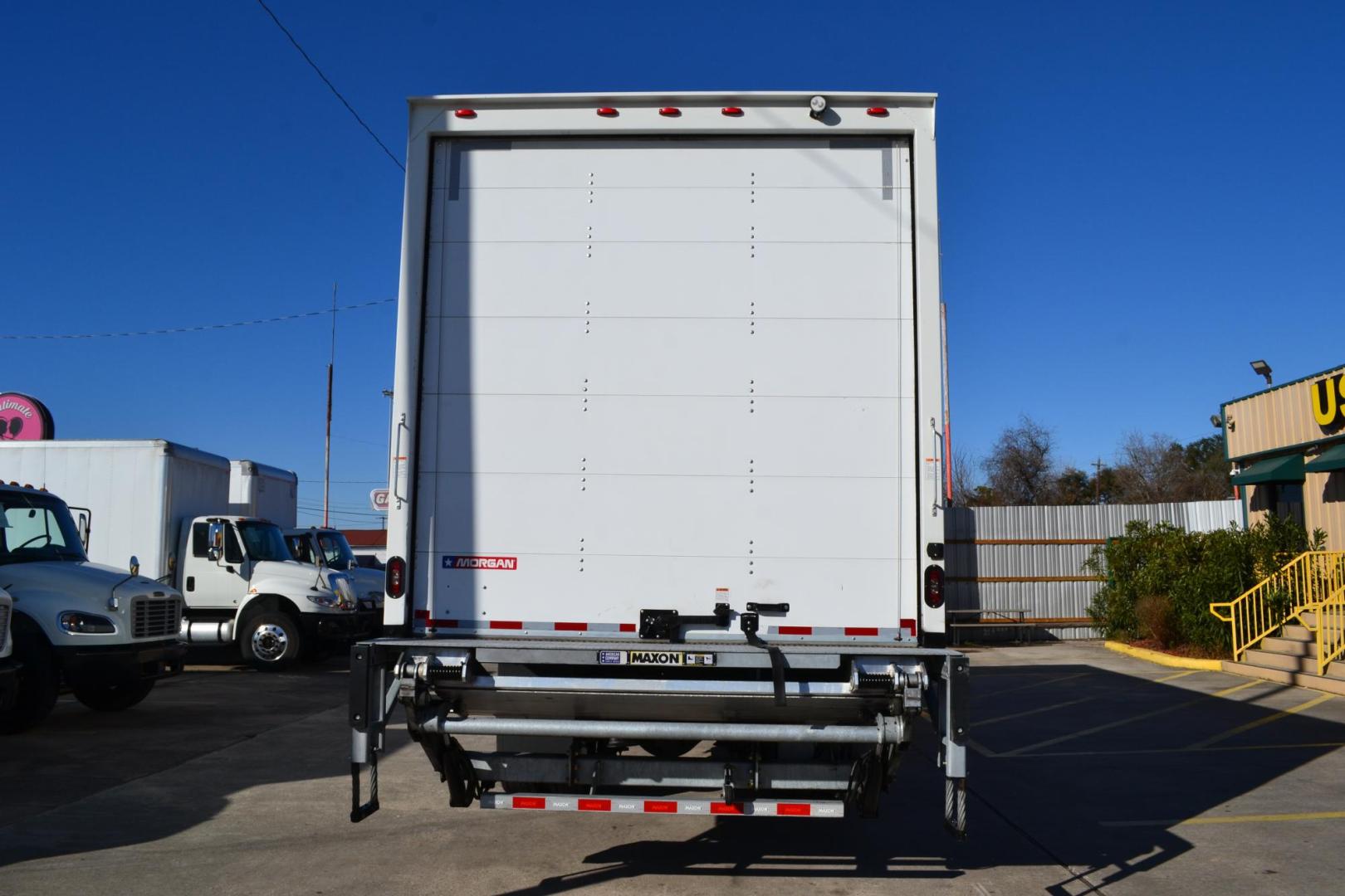 2018 WHITE /BLACK FREIGHTLINER M2-106 (3ALACWFC6JD) with an CUMMINS B6.7L 240HP engine, ALLISON 2500RDS AUTOMATIC transmission, located at 9172 North Fwy, Houston, TX, 77037, (713) 910-6868, 29.887470, -95.411903 - 26,000 LB GVWR NON CDL, 26FT BOX X HEIGHT 103" X WIDTH 102", AIR RIDE SUSPENSION, MAXON 3,000 LB CAPACITY ALUMINUM LIFT GATE, DUAL 50 GALLON FUEL TANKS, POWER WINDOWS & LOCKS, HEATED MIRRORS - Photo#5