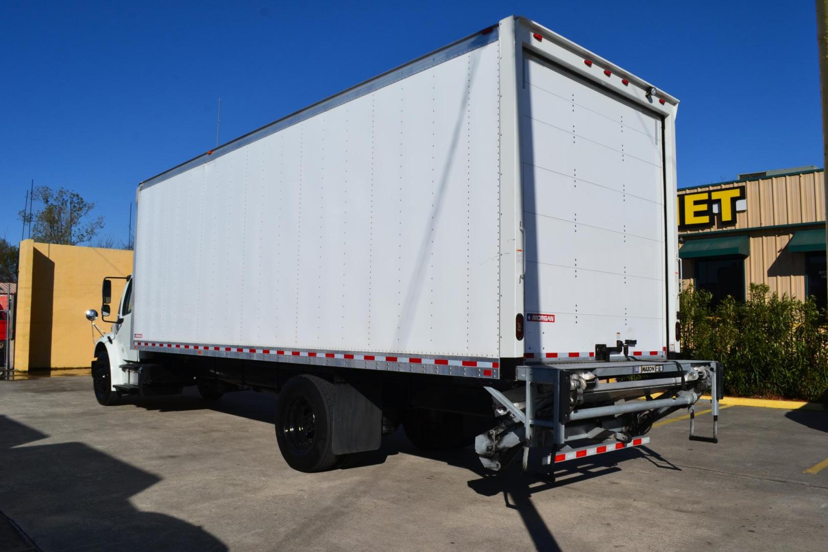 2018 WHITE /BLACK FREIGHTLINER M2-106 (3ALACWFC6JD) with an CUMMINS B6.7L 240HP engine, ALLISON 2500RDS AUTOMATIC transmission, located at 9172 North Fwy, Houston, TX, 77037, (713) 910-6868, 29.887470, -95.411903 - 26,000 LB GVWR NON CDL, 26FT BOX X HEIGHT 103" X WIDTH 102", AIR RIDE SUSPENSION, MAXON 3,000 LB CAPACITY ALUMINUM LIFT GATE, DUAL 50 GALLON FUEL TANKS, POWER WINDOWS & LOCKS, HEATED MIRRORS - Photo#6